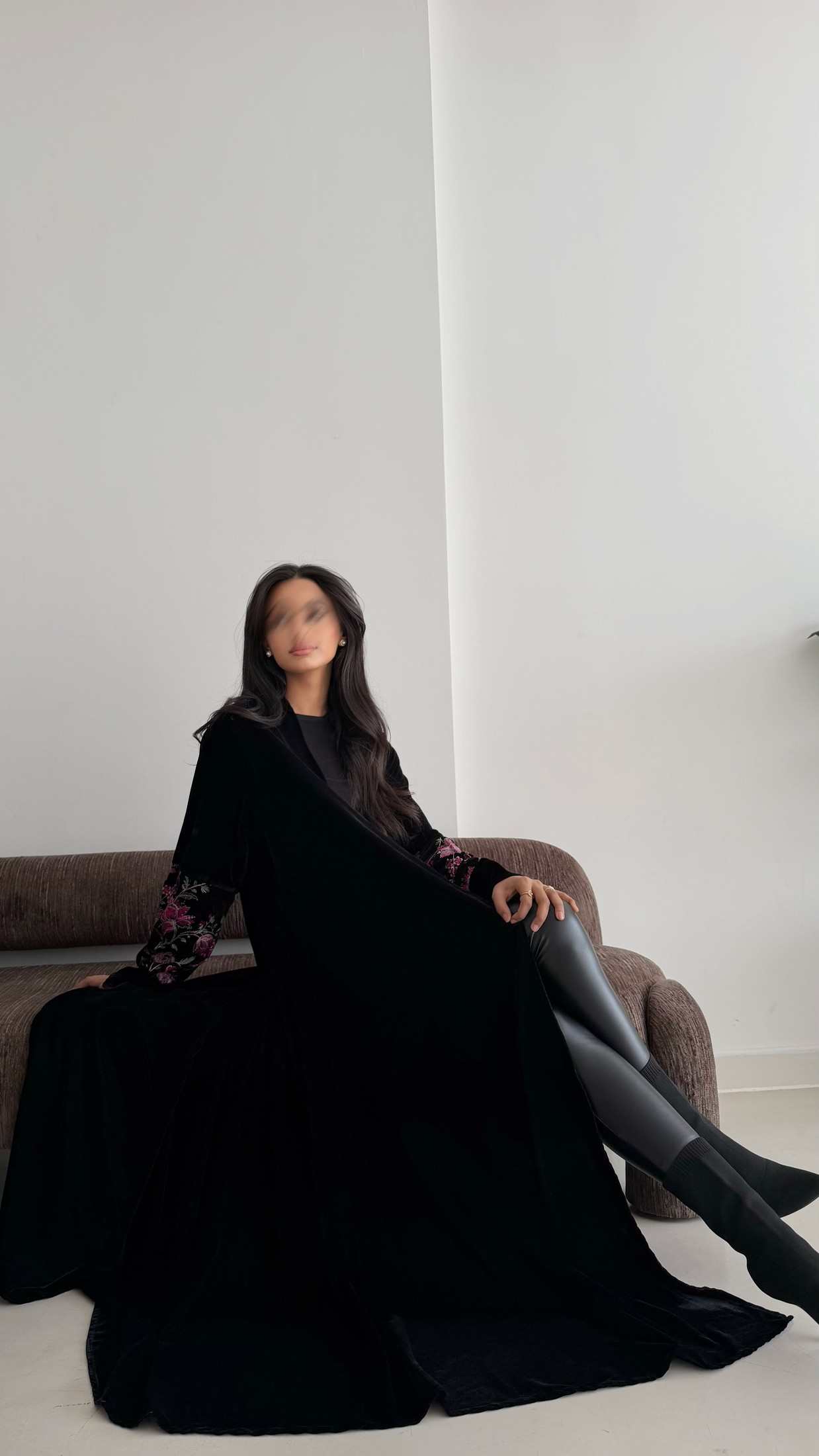 MWT815 - عباية مخمل بتدخيلة زهور بالأكمام|Floral Velvet Abaya - Aya