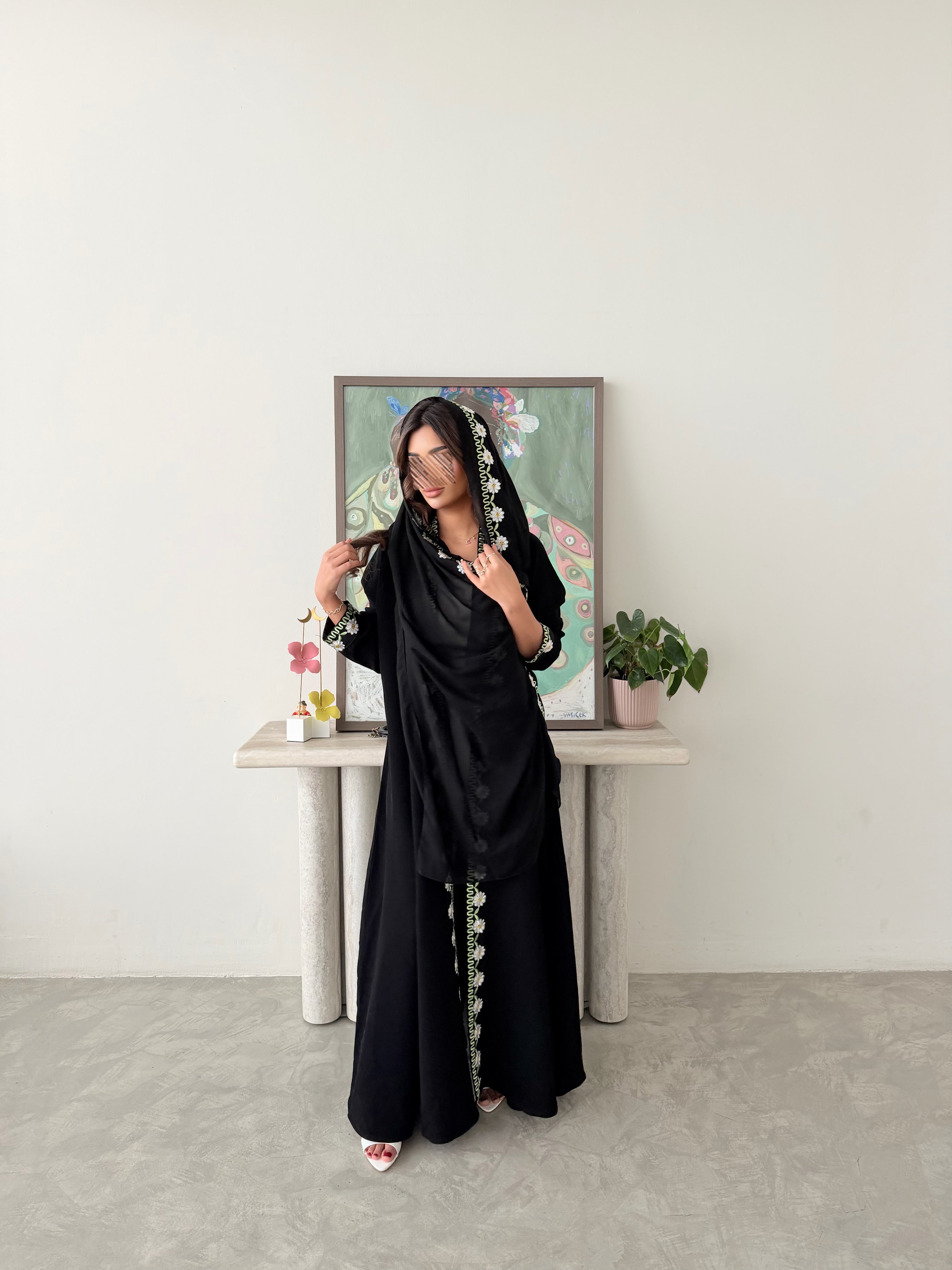 MWT791 - عباية كريب أسود مع تطريز ورود - Aya
