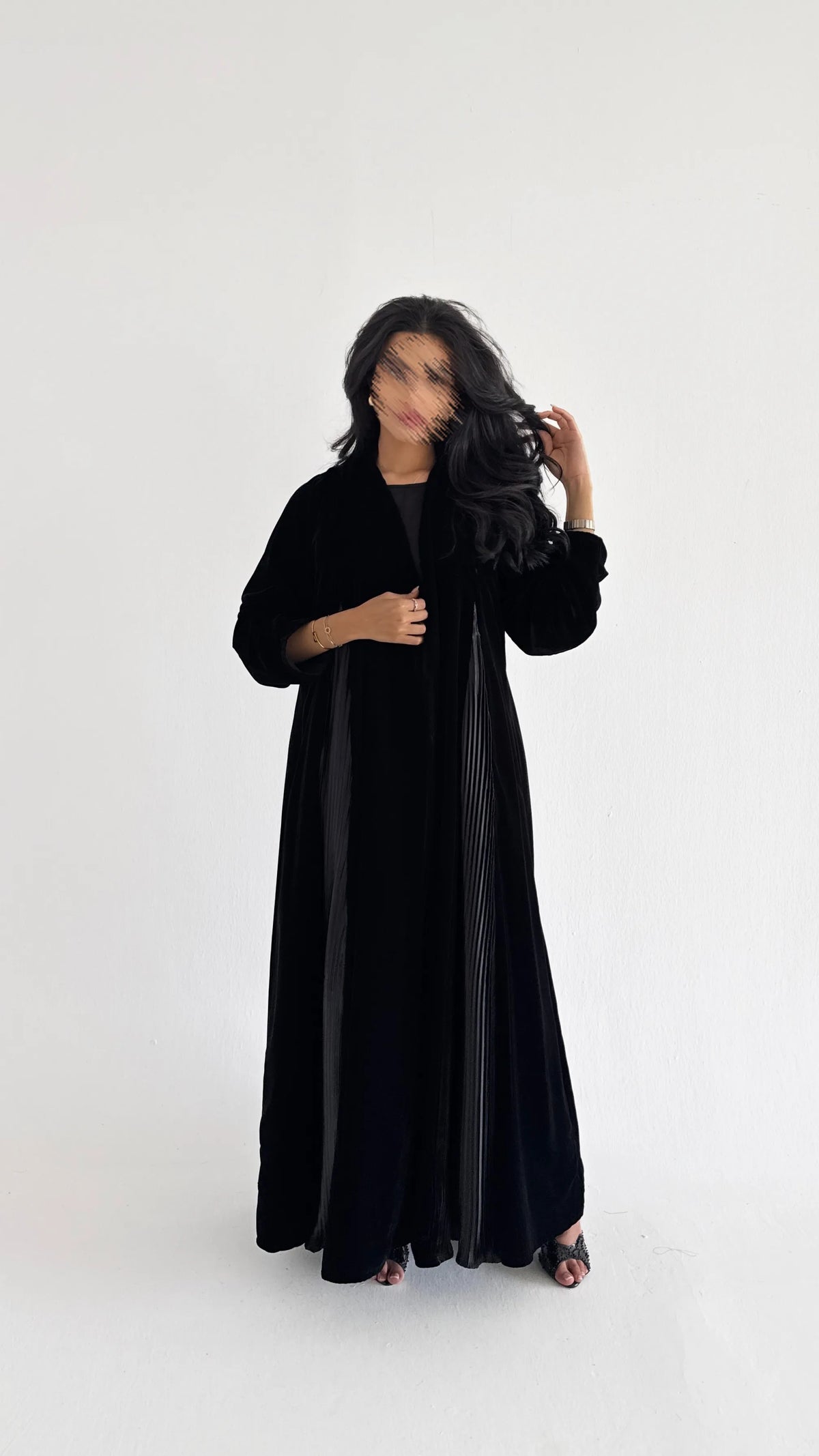 MW520 - عباية مخمل اسود بكسرات داخليه مكسره - Aya