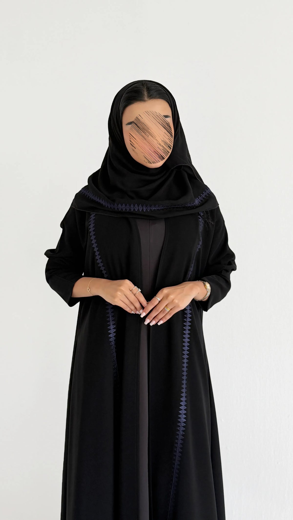 MW426 - عباية سوادء مطرزة