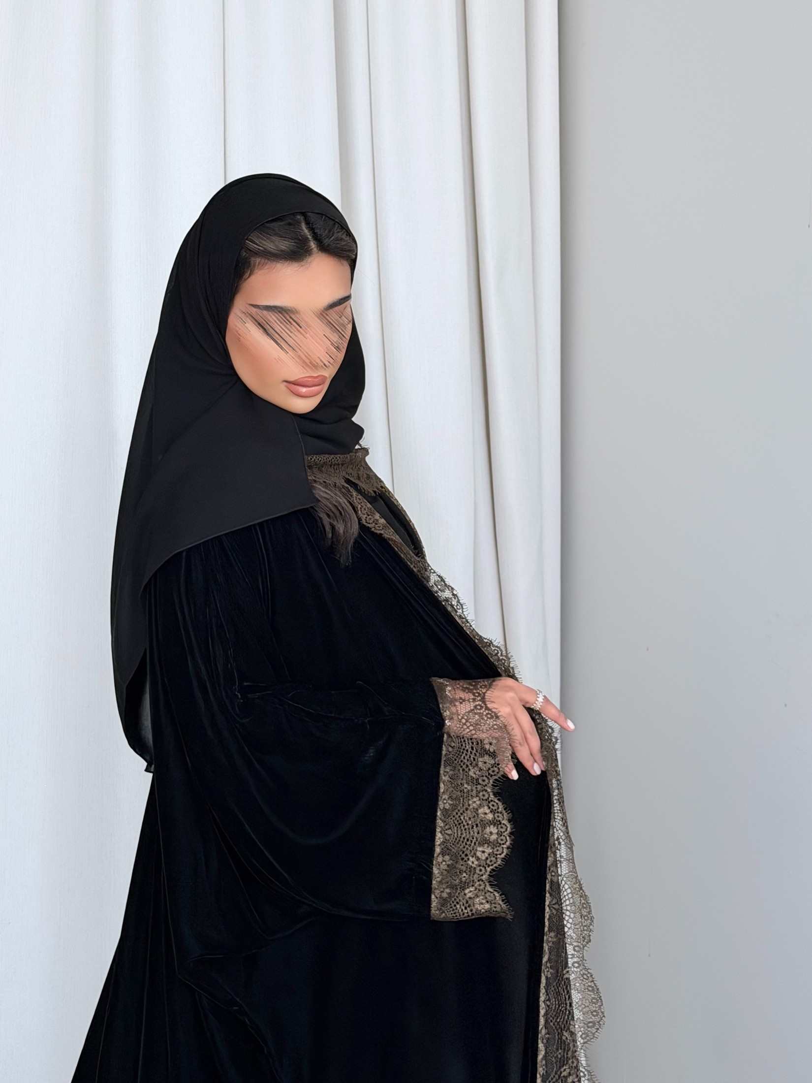 MWT981 - عباية مخمل مع تدخيلة دانتيل زيتي - Aya