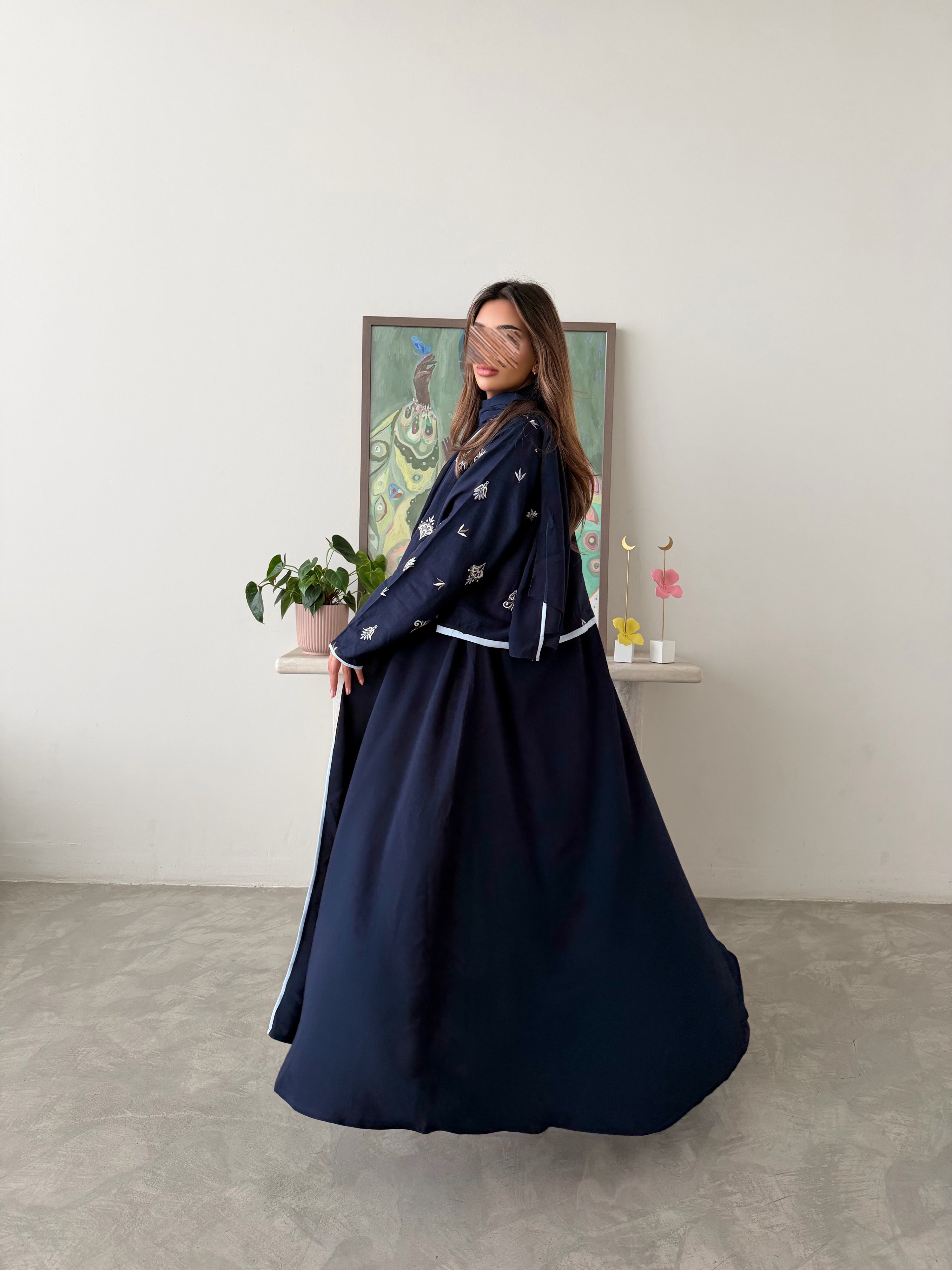 MWT2000 - عبايه كريب كحلي مع تدخيله لنن - Aya