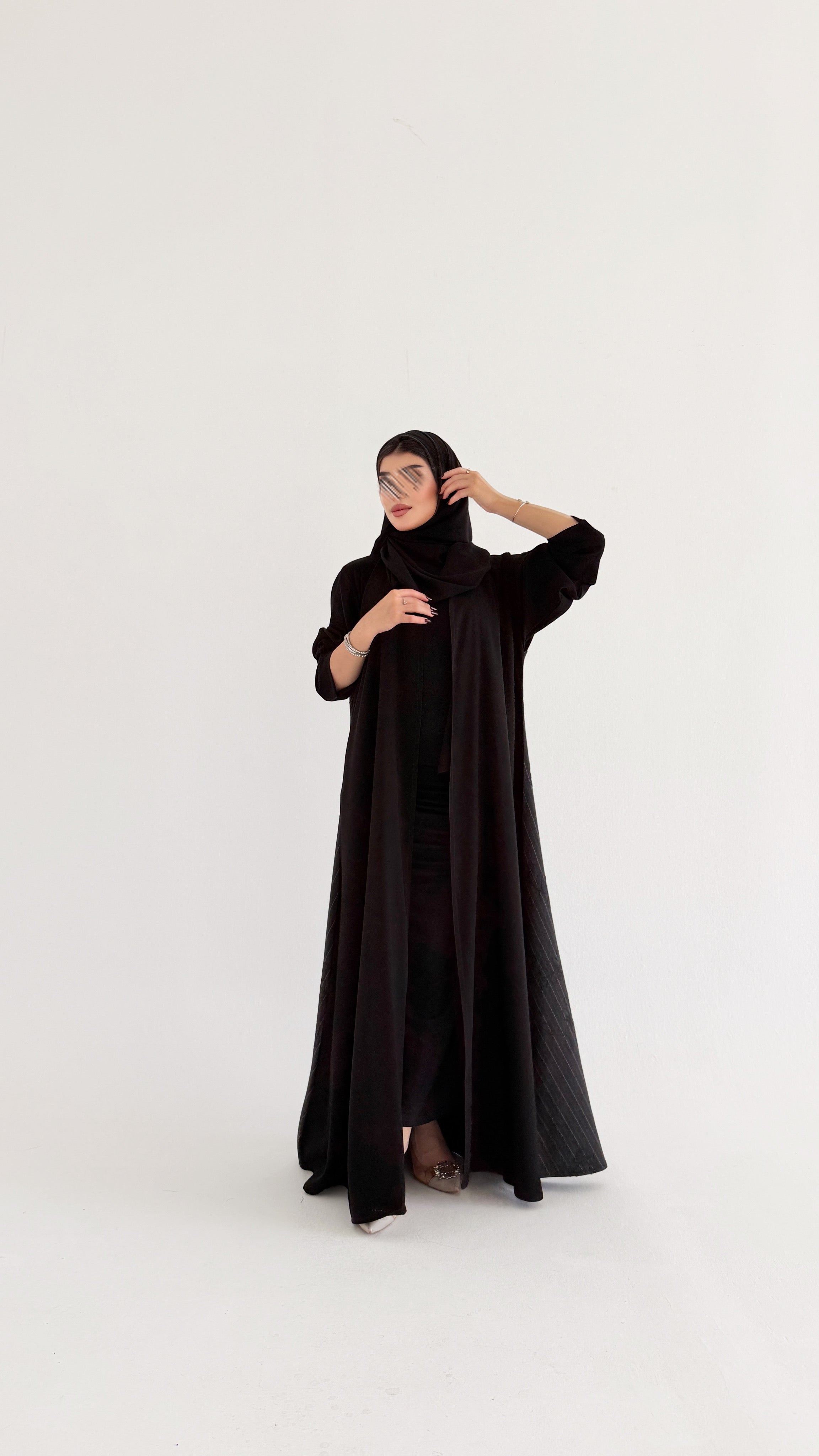 MW2107 - عباية كريب مع اضافة راقية من الجاكار انيقة بقصه نص كلوش عصرية - Aya