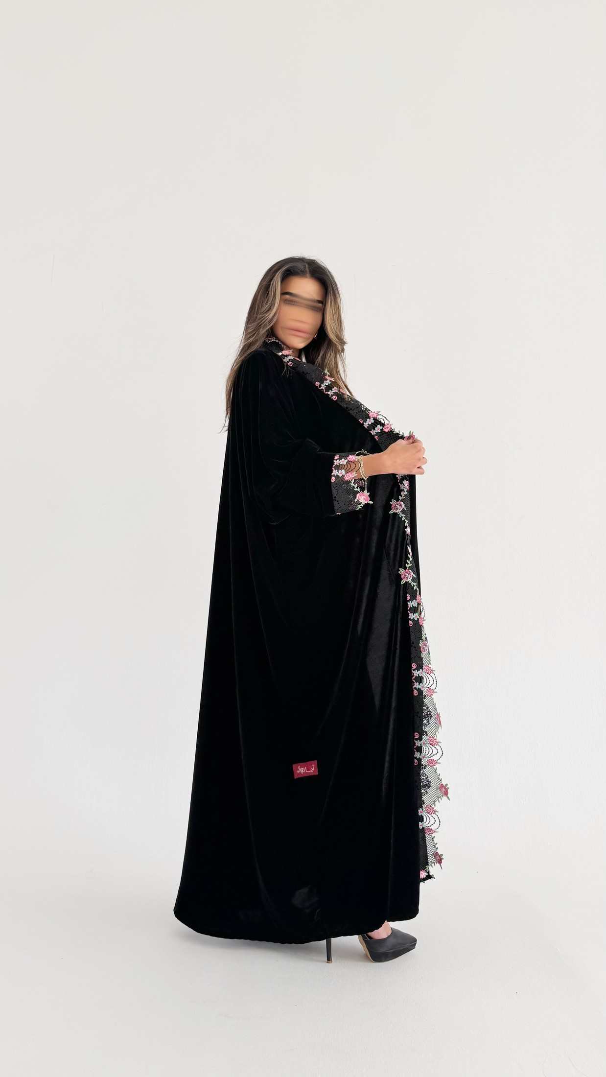 MWT735 - عباية مخمل اسود مع تدخيلة كلفه ورود - Aya