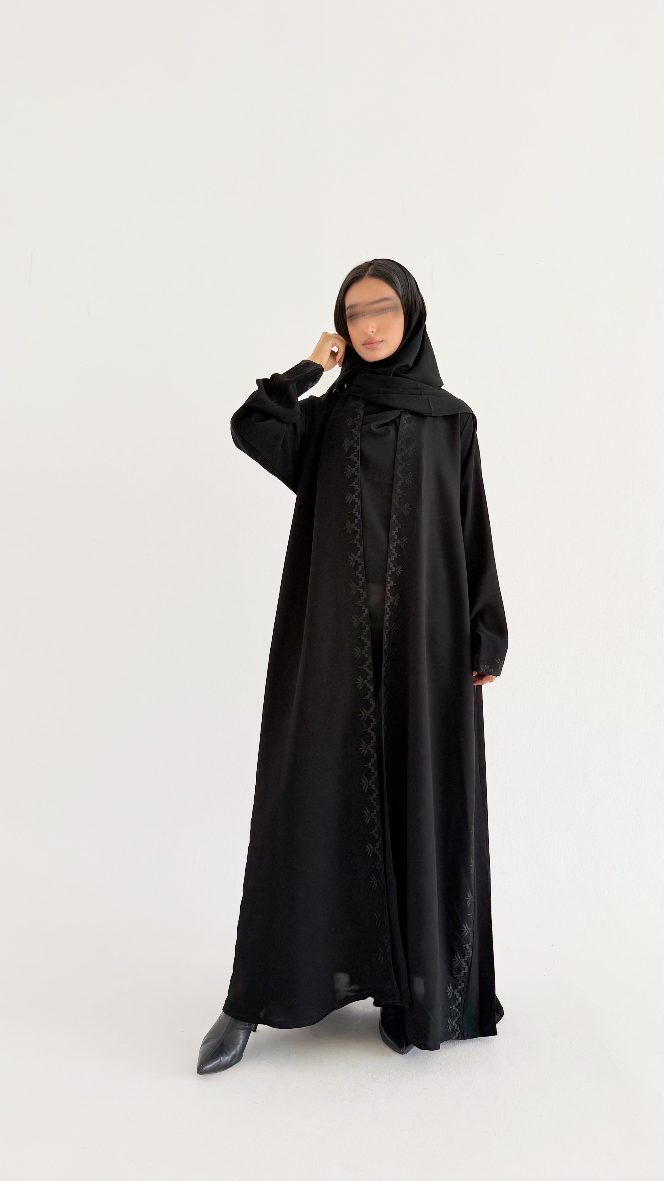 MW1813 - عباية السراميك الملكية بتفاصيل مطرزة