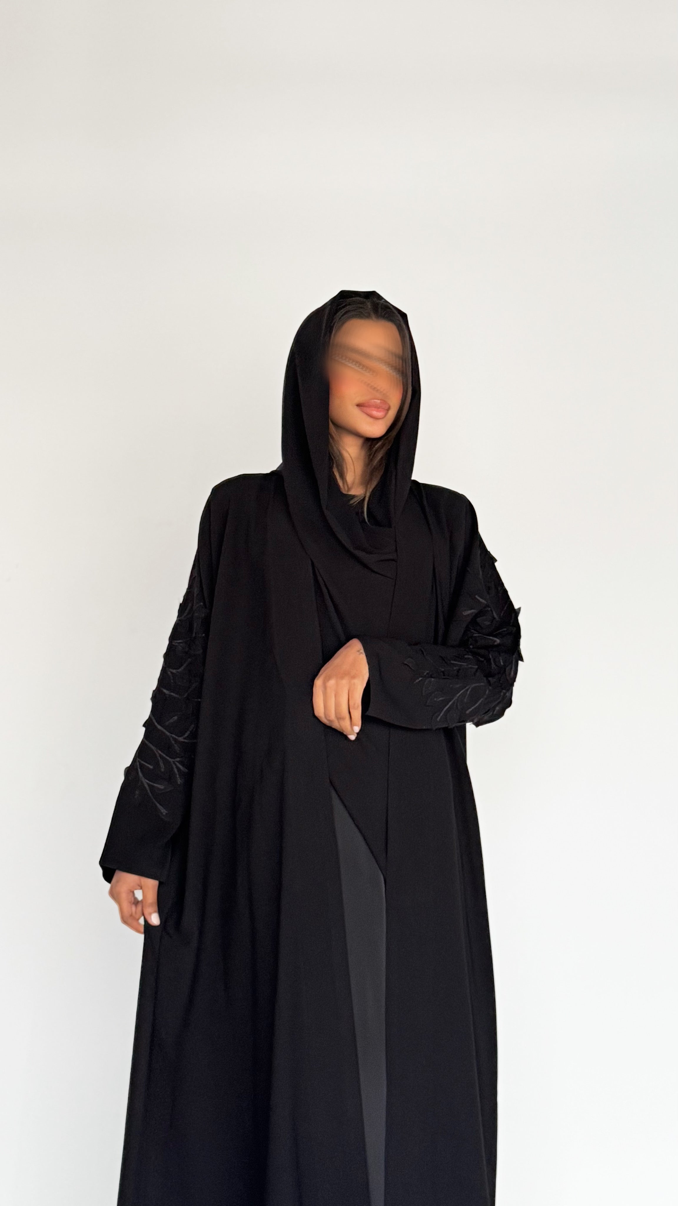 MW1747 - اسود تطريز هاري مع تركيب ورق - Aya