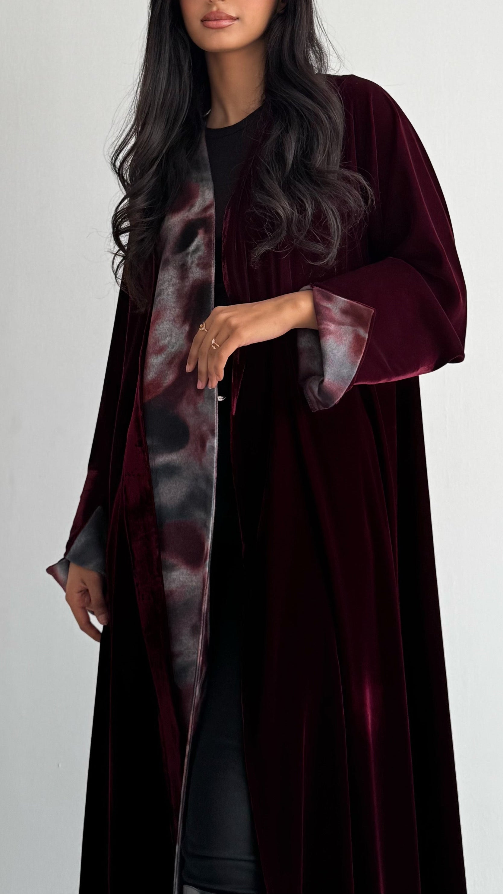 MW1846 - عباية مخمل فاخرة بتصميم قطعتين من الصوف الطباعة تمنحك اطلالة راقية وعصرية - Aya