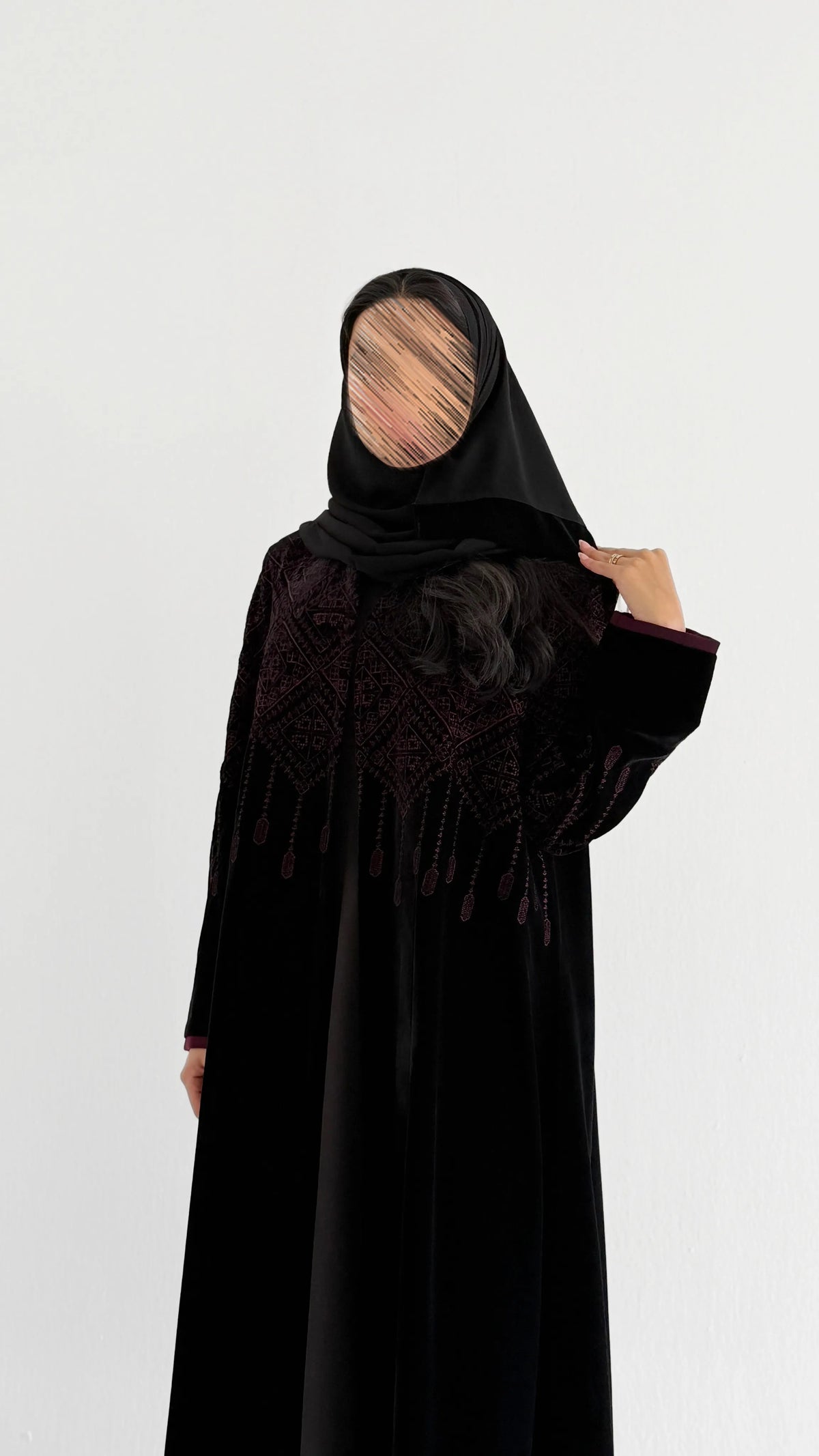 MWT2177 - عباية مخمل شتوية مع شك بقيطان من الأكمام - Aya