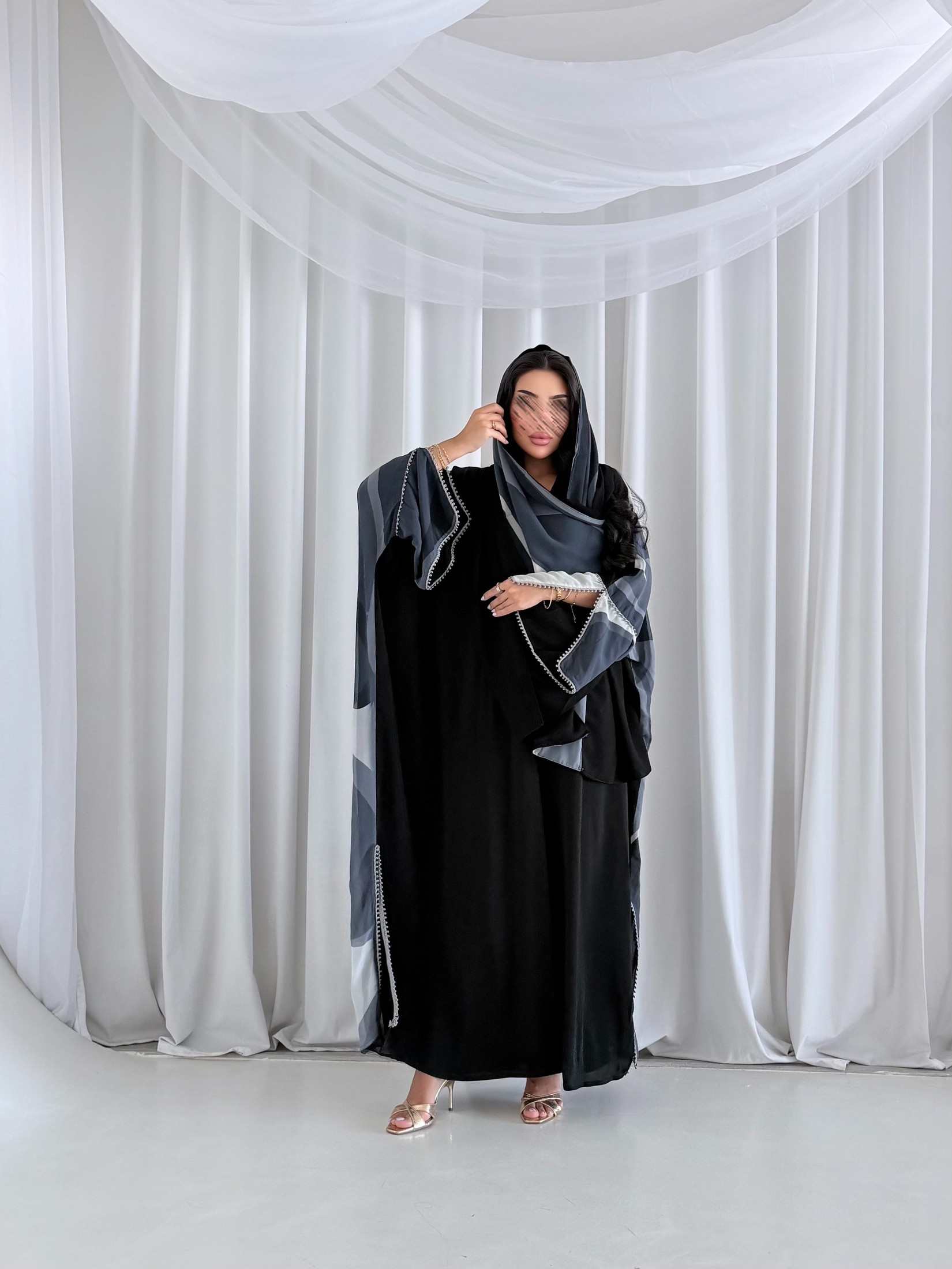 MWT5223 - عبايه اسود يومي مع تدخيلات كلفة ابيض والخلف طباعه - Aya