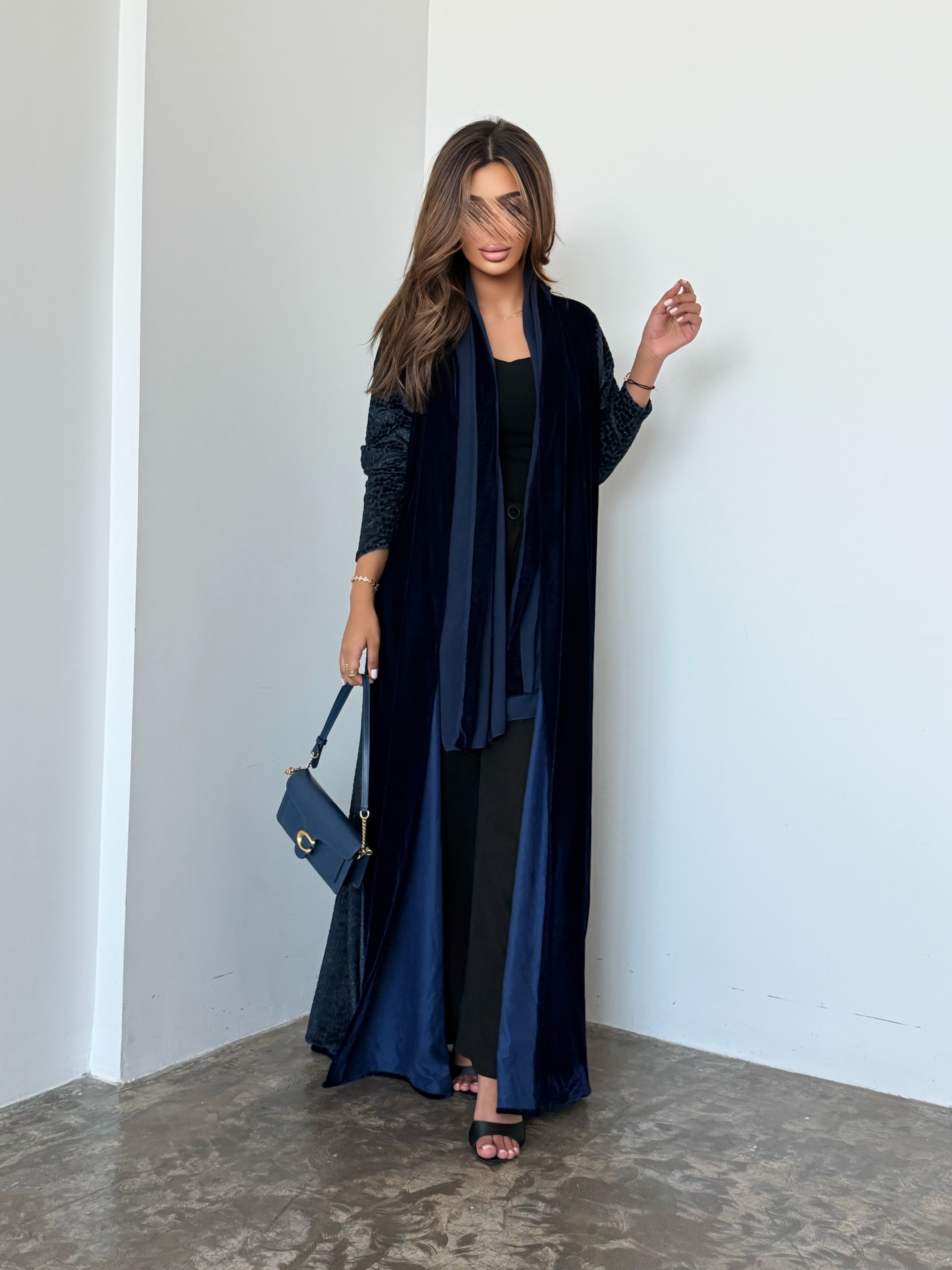 MWT954 - عباية مخمل مع تدخيلة لمعه بالاكمام والجوانب