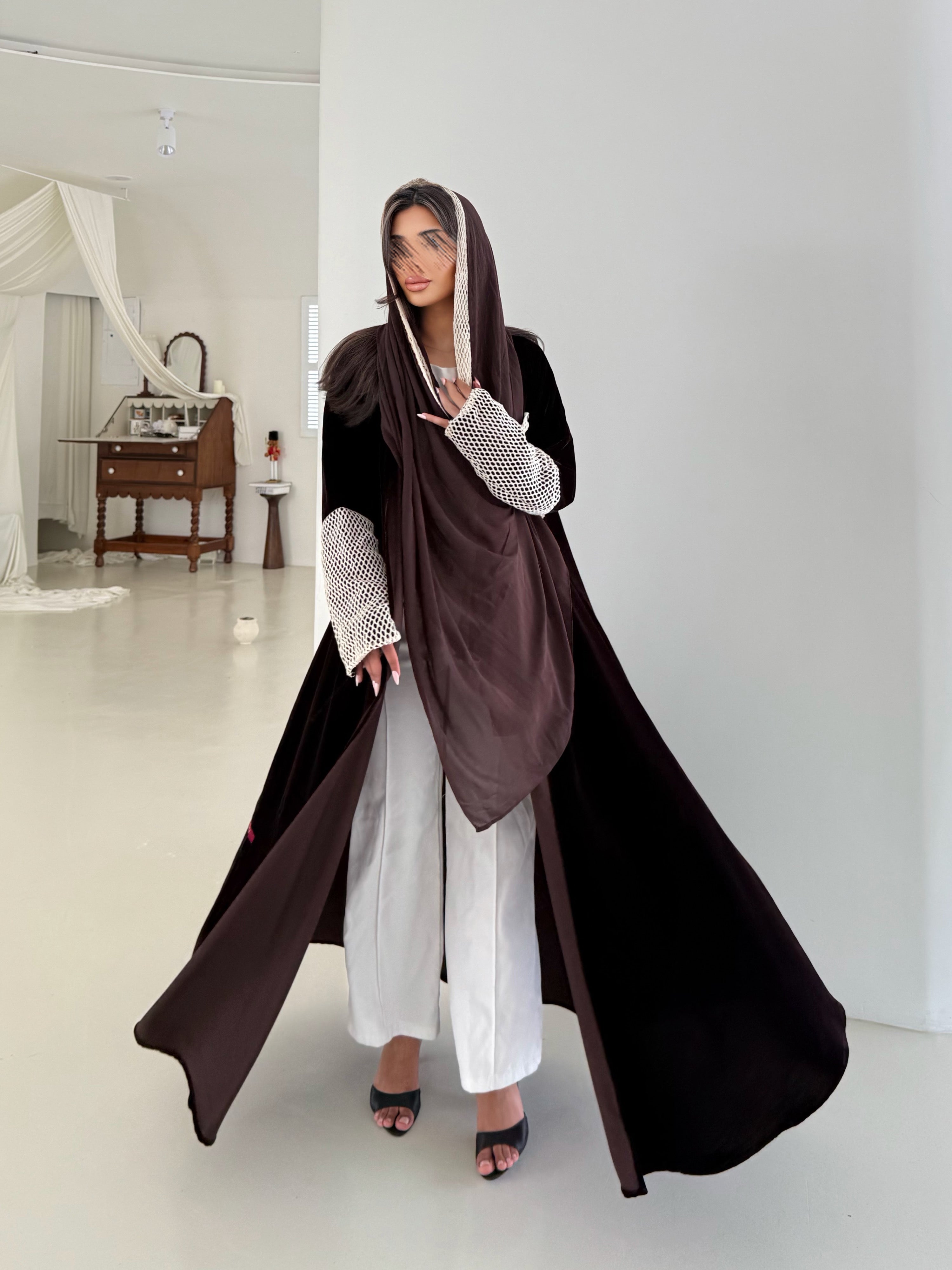 MWT958 - عباية مخمل مع اضافة شبك بالاكمام مبطن