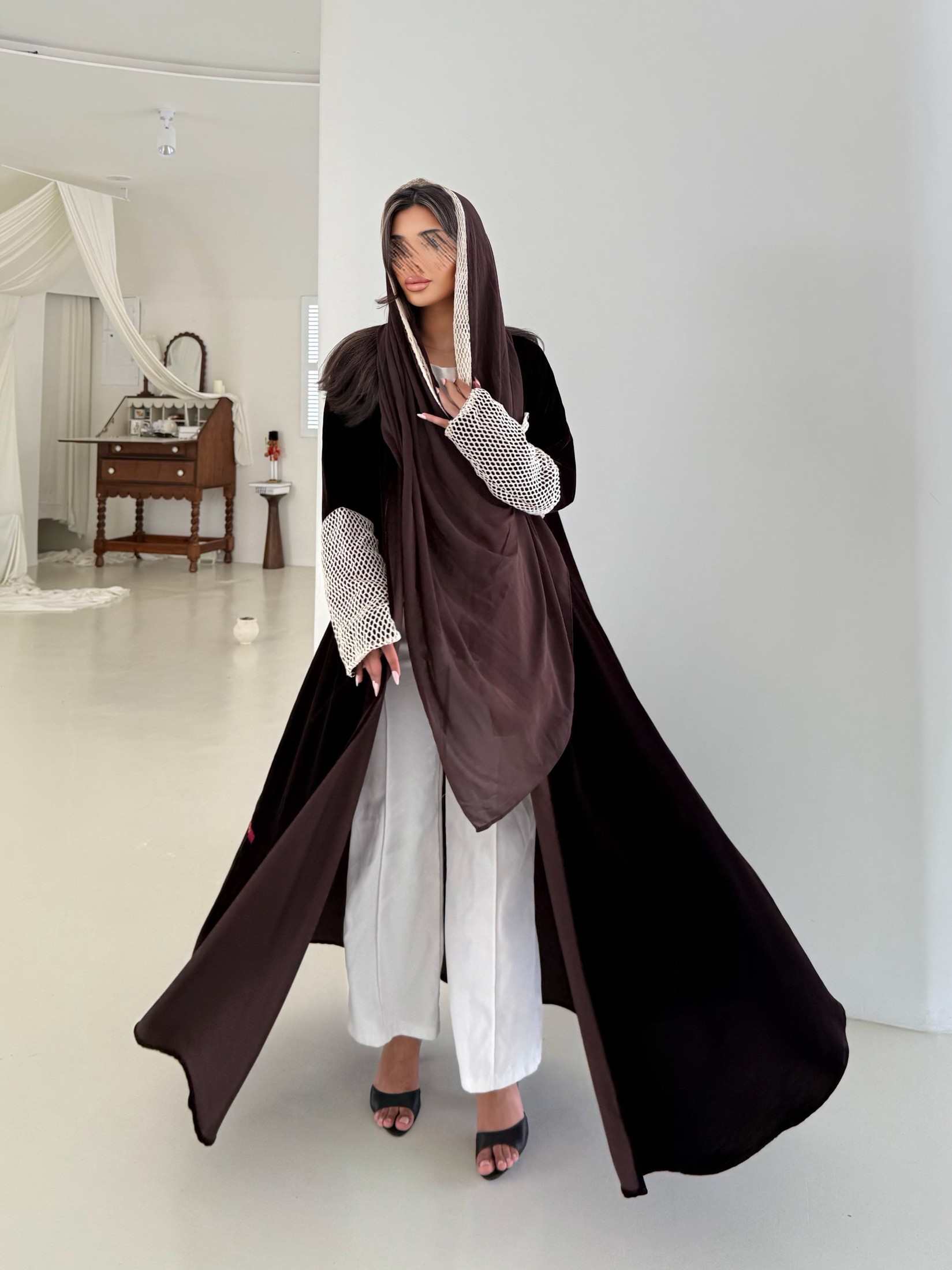 MWT958 - عباية مخمل مع اضافة شبك بالاكمام مبطن - Aya