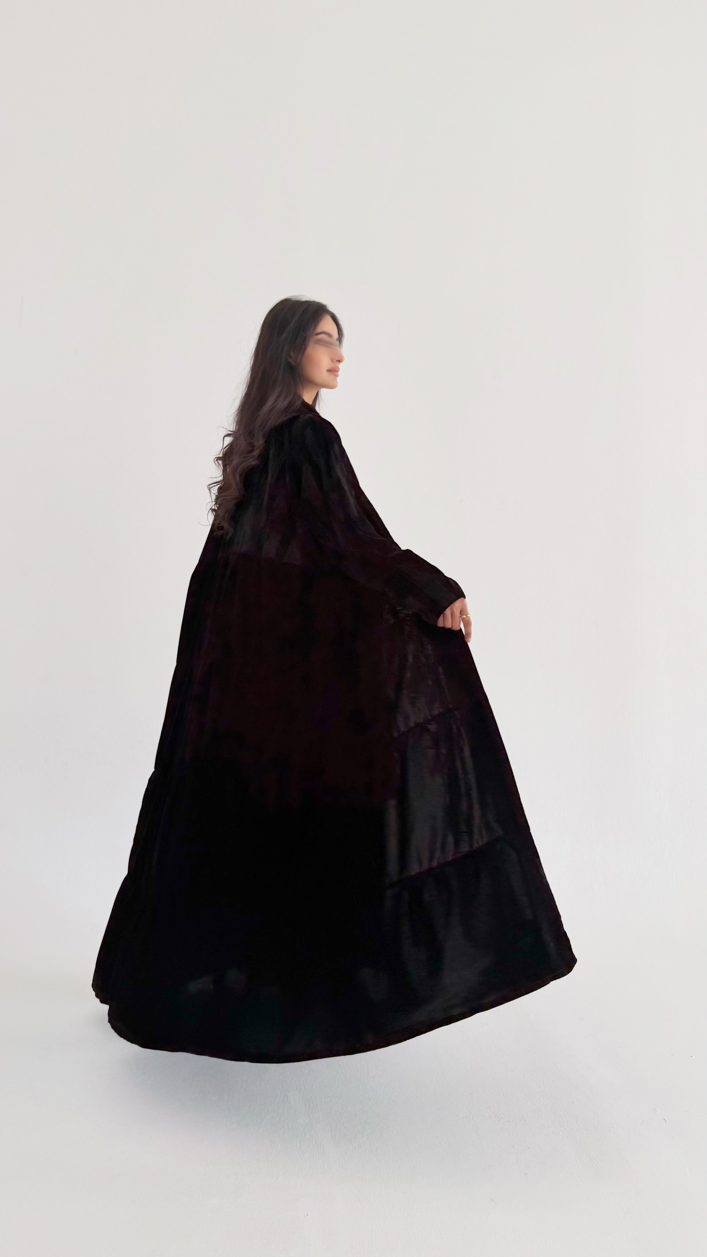 MWT648 - عباية مخمل اسود بتدخيلة بني