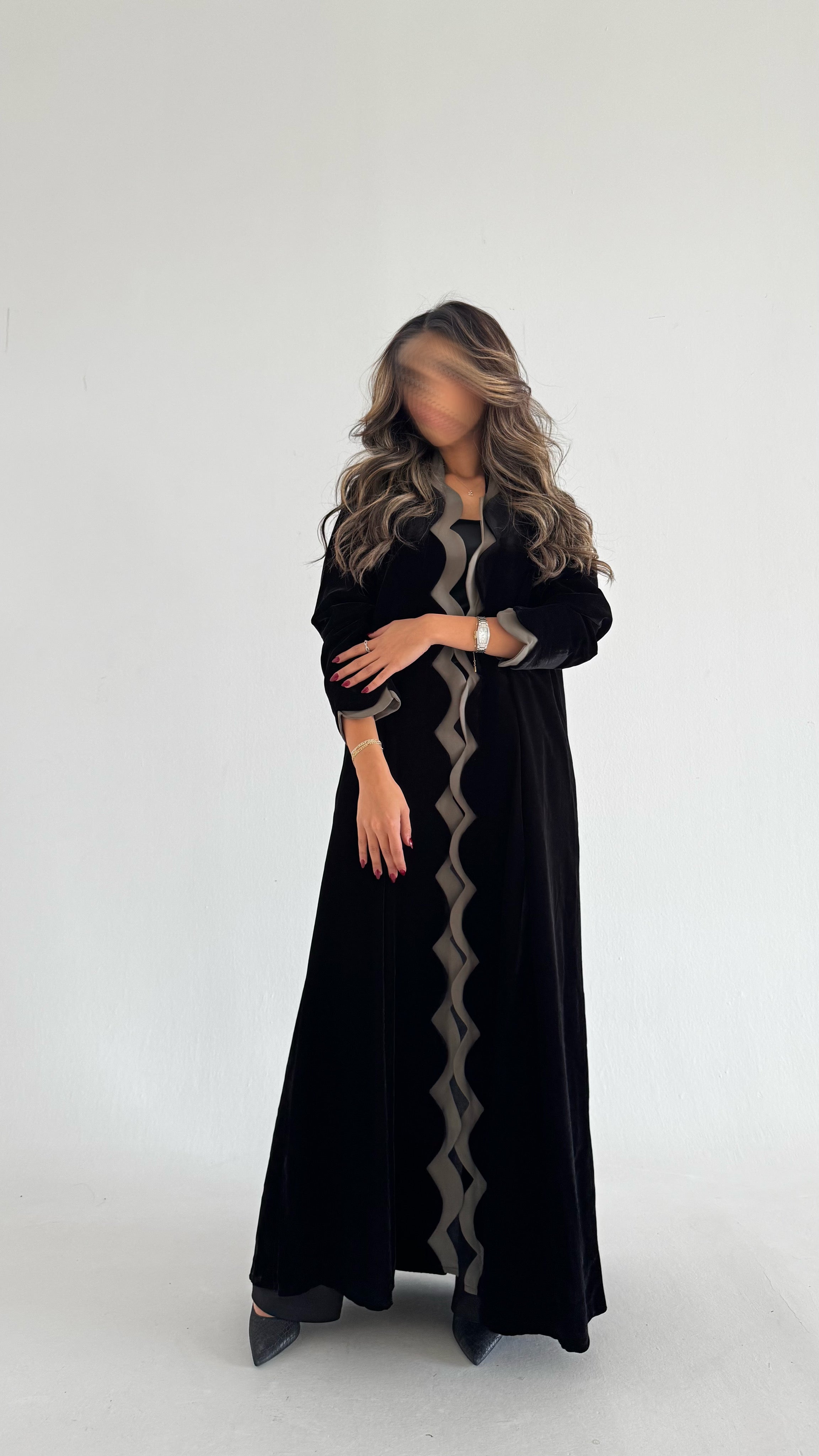 MWT539 - عباية مخمل أسود مع زيتي فاتح - Aya