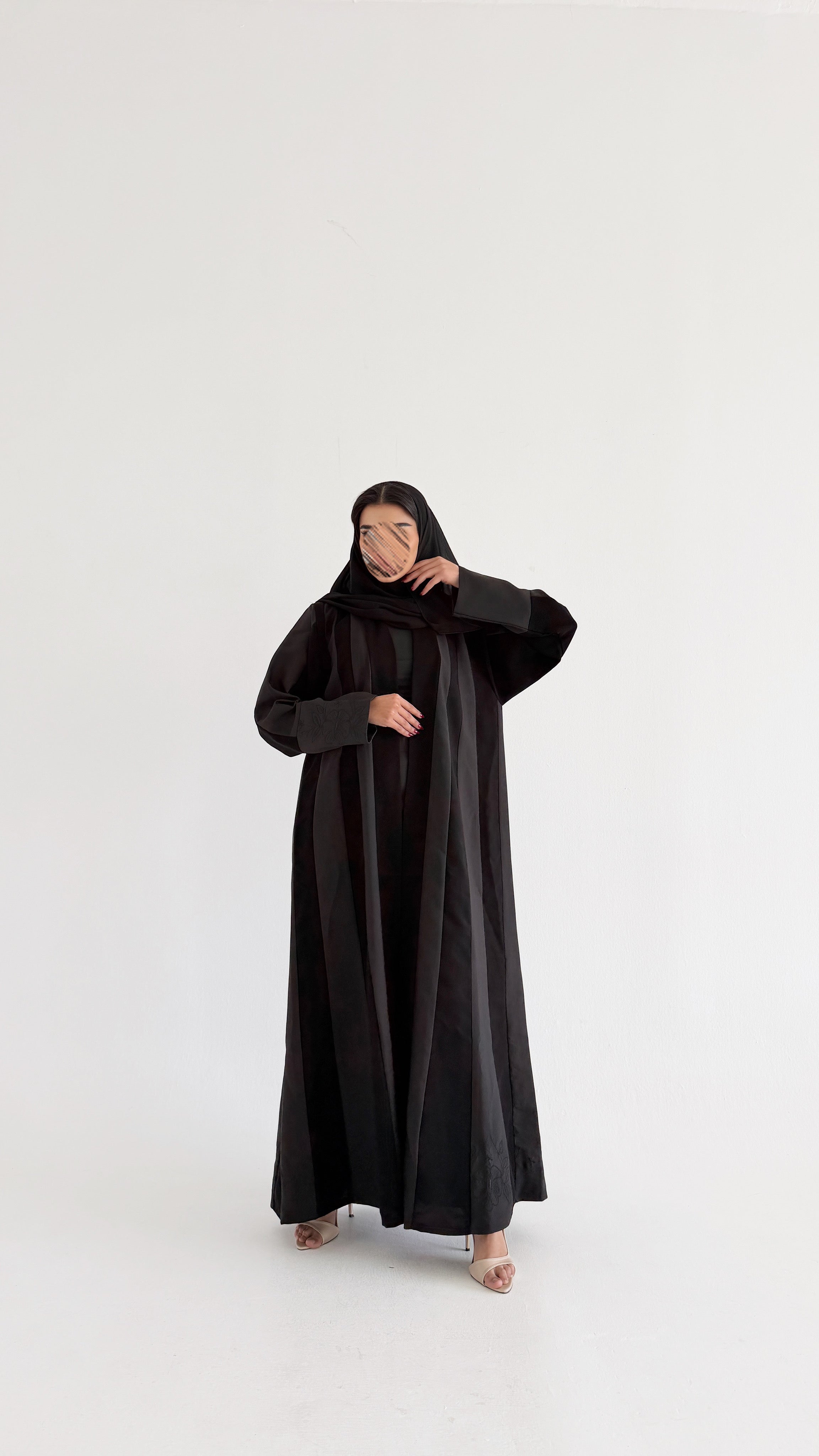 MW2019 - عبايه كريب نص كلوش مع اضافة قماش باربي بتطريز على القماش - Aya