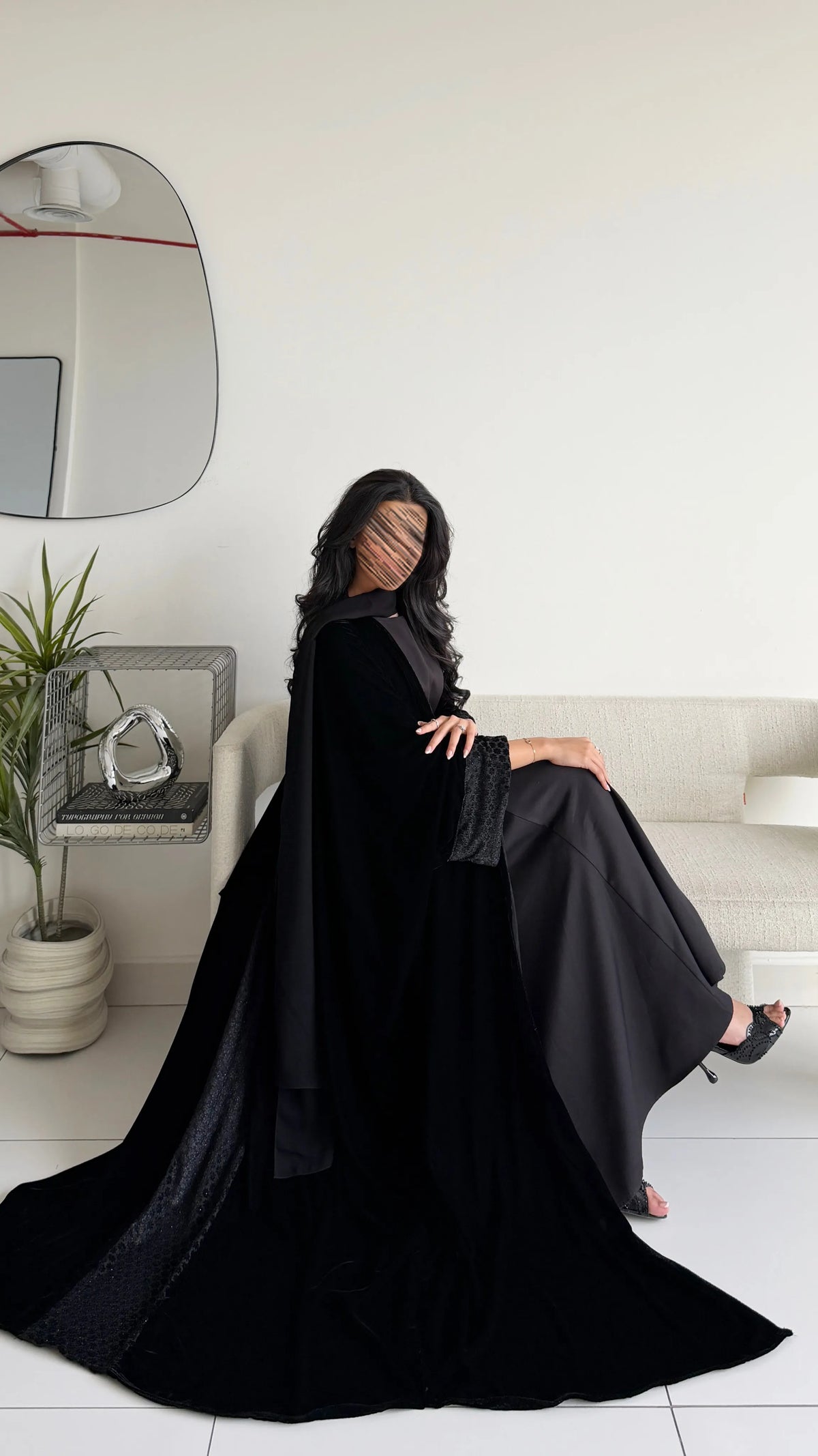 MWT2181 - عبايه مخمل بتدخيله لامعة سوداء - Aya