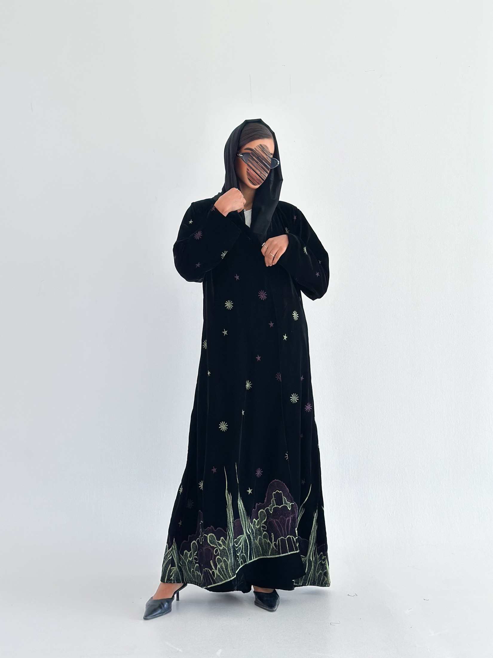 MW1742 - عباية اسود مخمل مطرزة - Aya