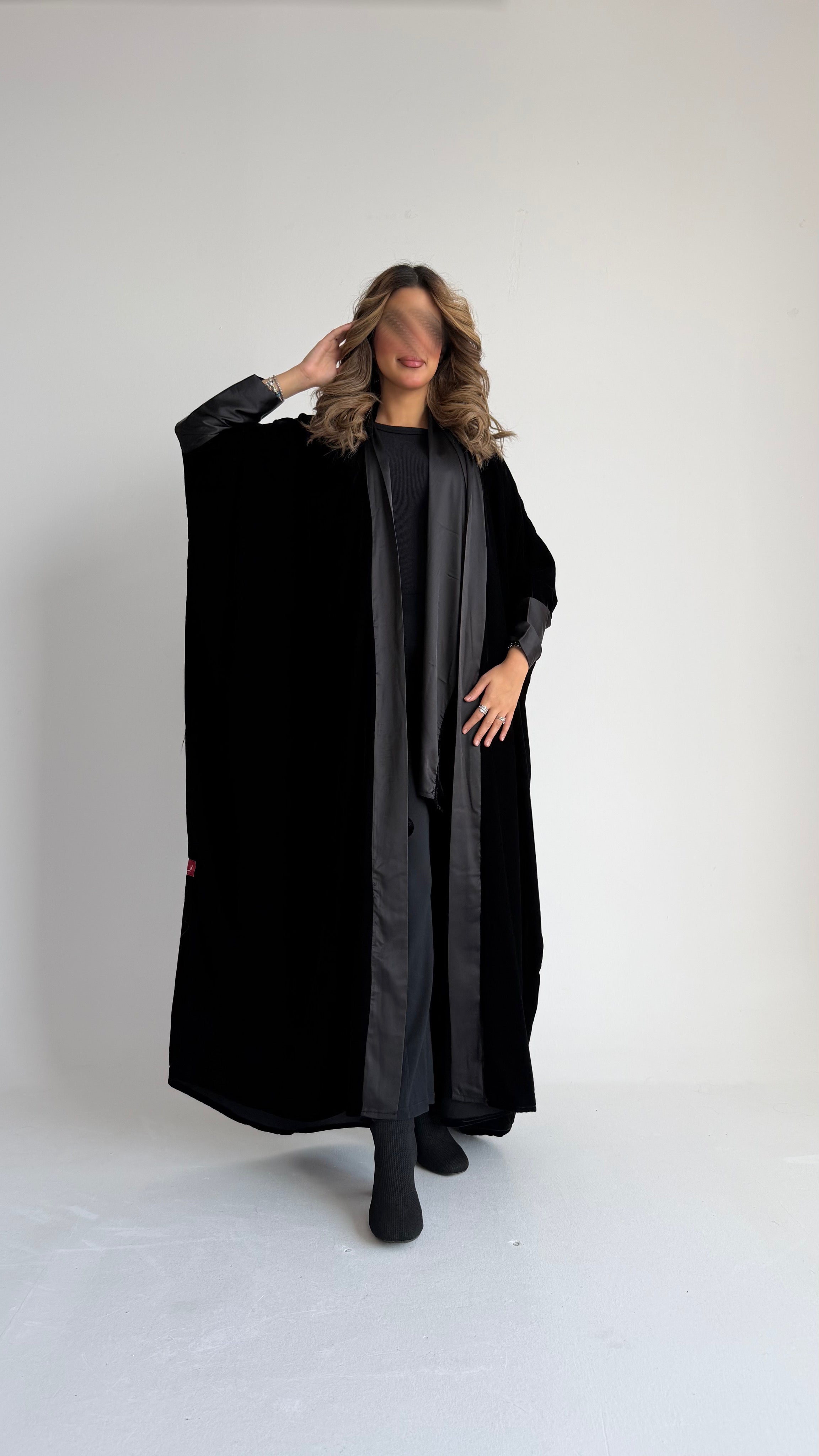 MWT396 - عباية شتوية مخمل مع تدخيله ساتان اسود - Aya