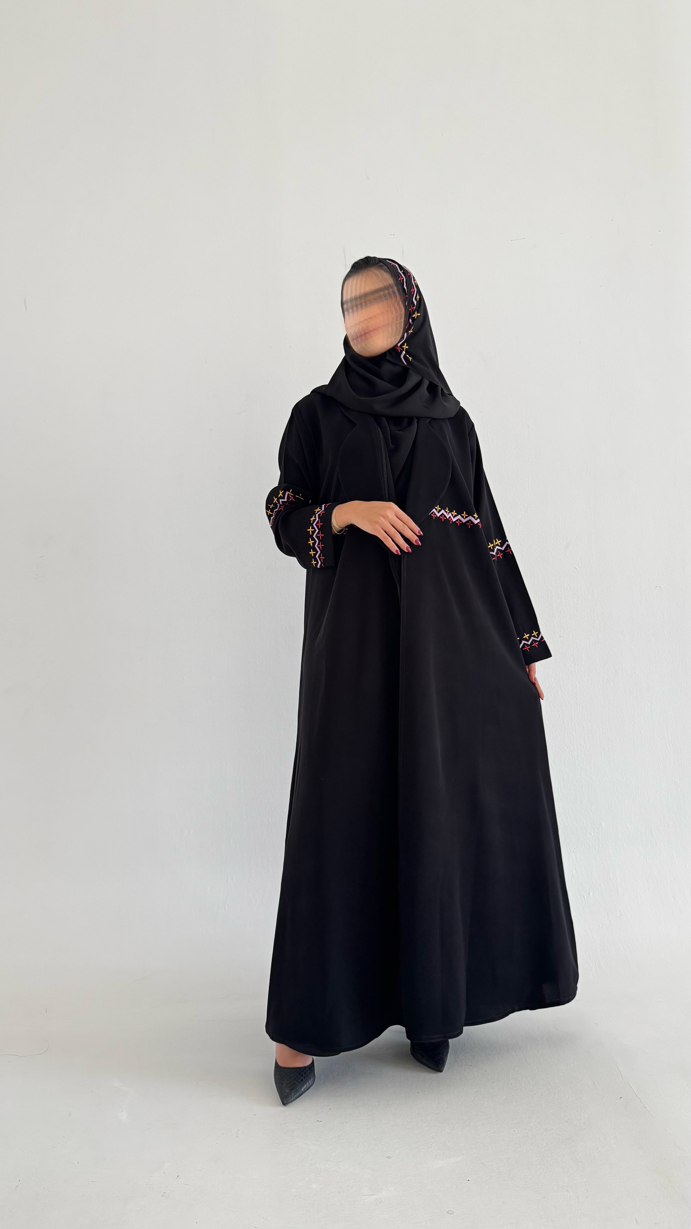 MW1750 - عباية كريب مع اضافة تطريز يدوي - Aya