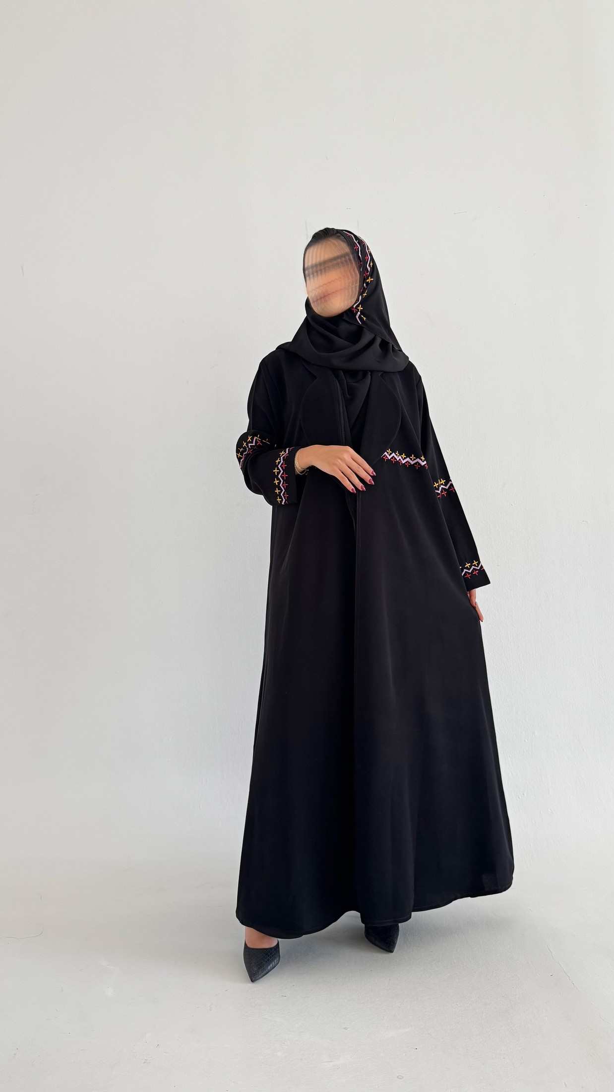 MW1750 - عباية كريب مع اضافة تطريز يدوي - Aya
