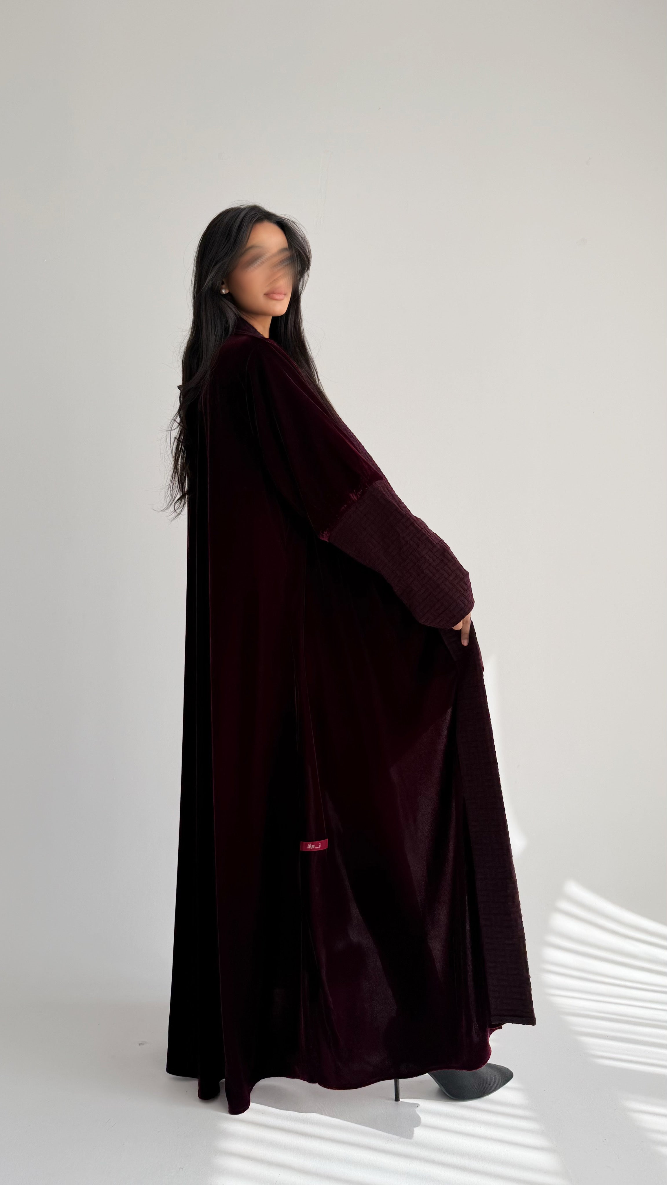 MWT814 - عباية مخمل عنابي مع تدخيلة بالامام - Aya