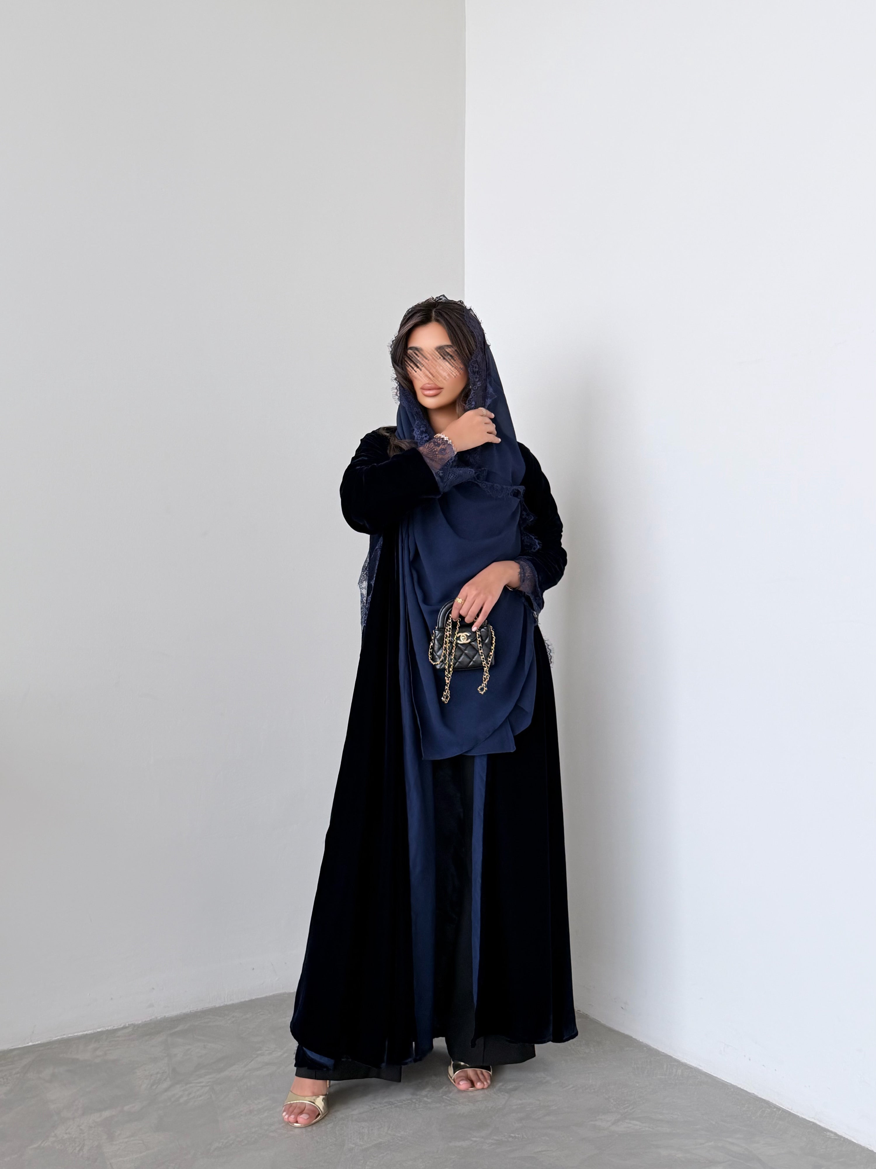MWT983 - عباية مخمل مع دخيلة دانتيل من الخلف والاكمام