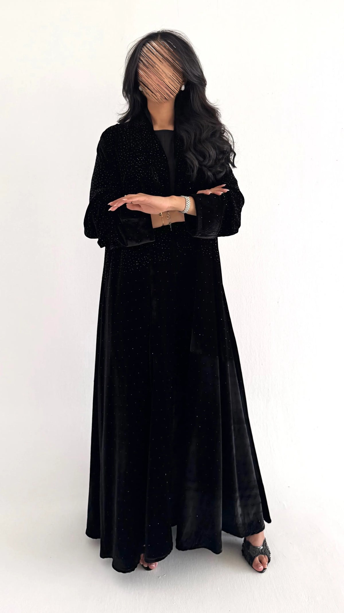 MW533 - عباية مخمل اسود مزينة بخرز لطيف - Aya