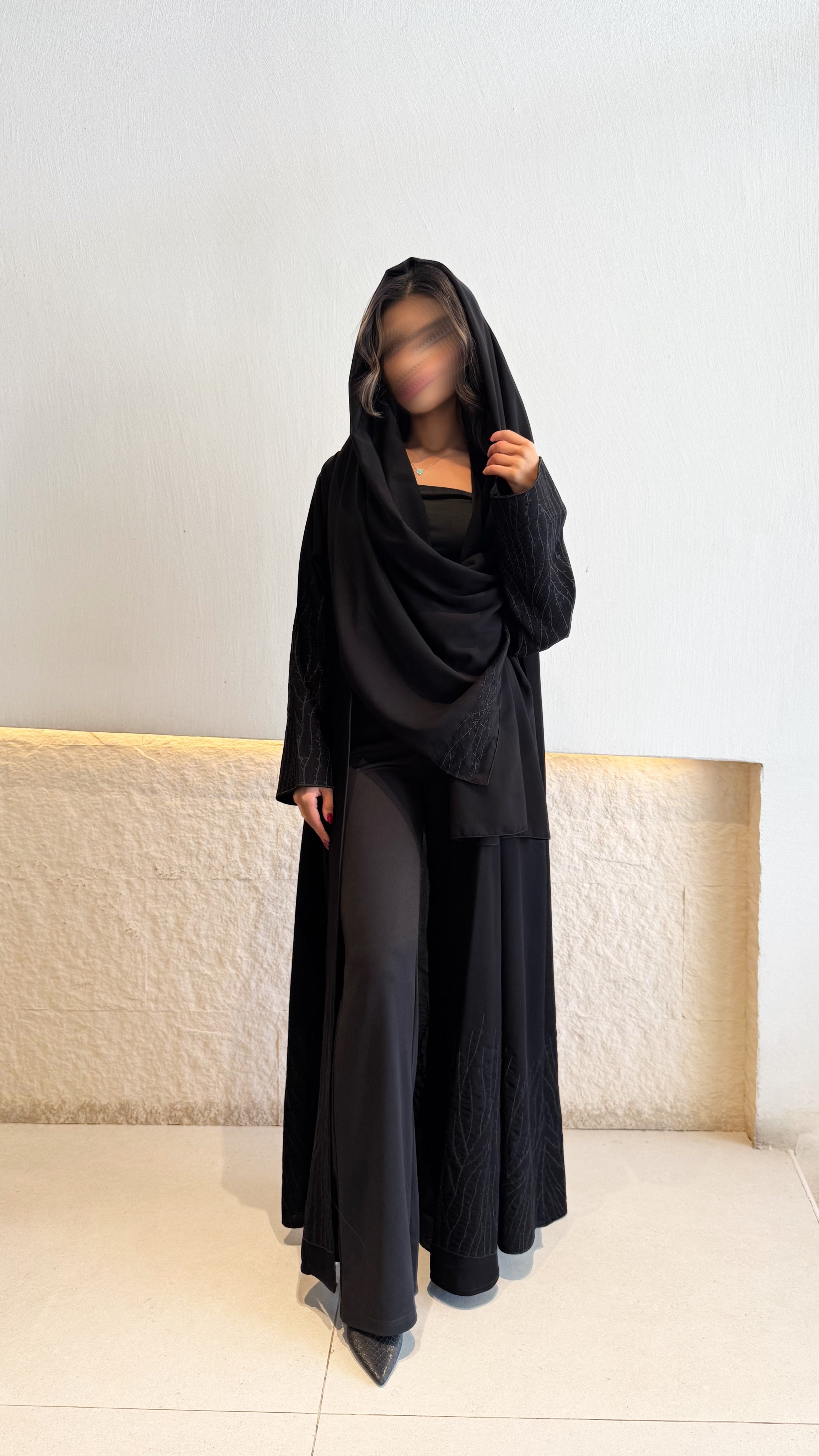 MW1786 - عباية قماش ملكي تطريز كبيوتر الاكمام والاسفل