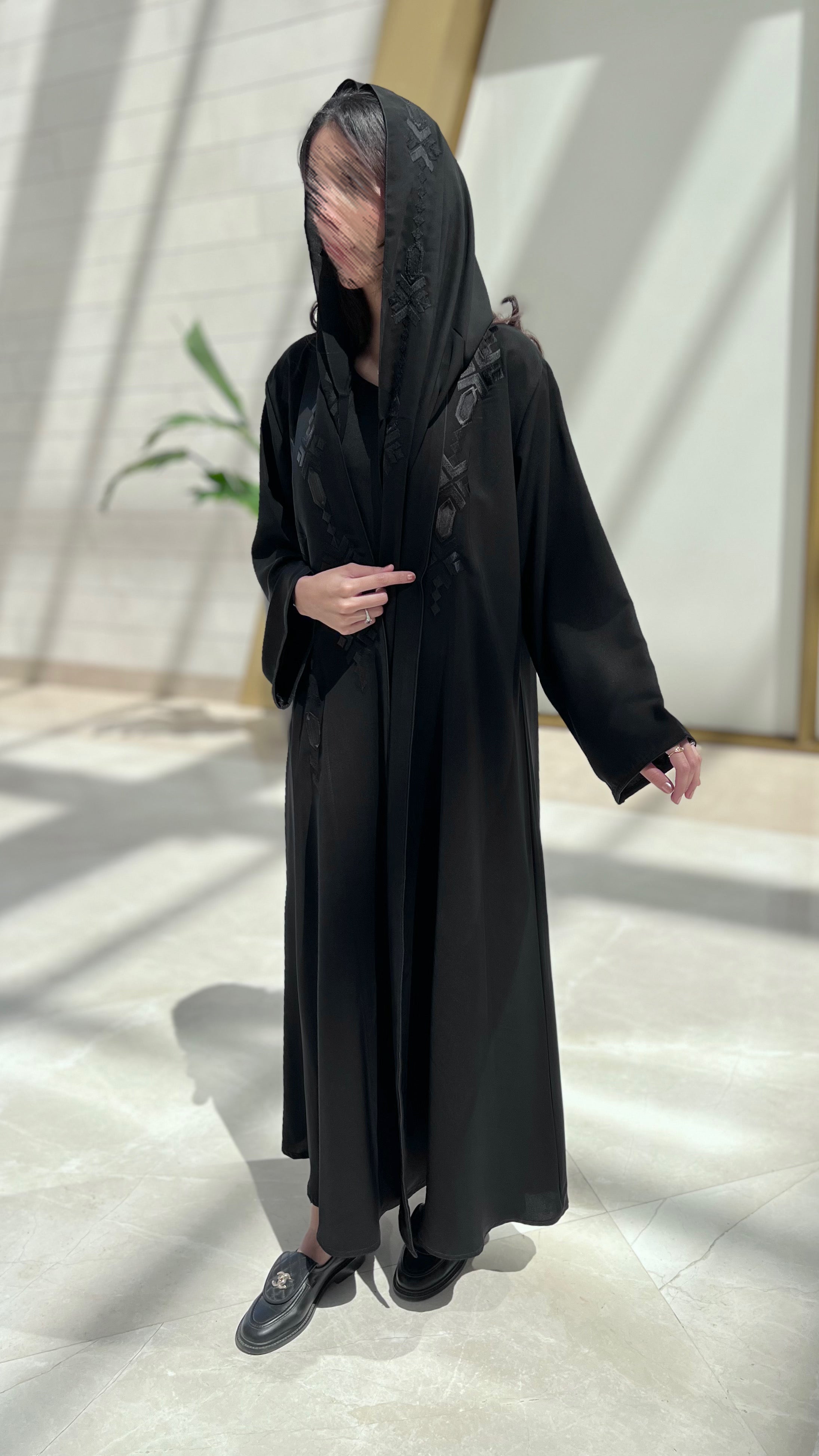MW1710 - عباية سوداء بتطريز من الامام باللون اسود - Aya