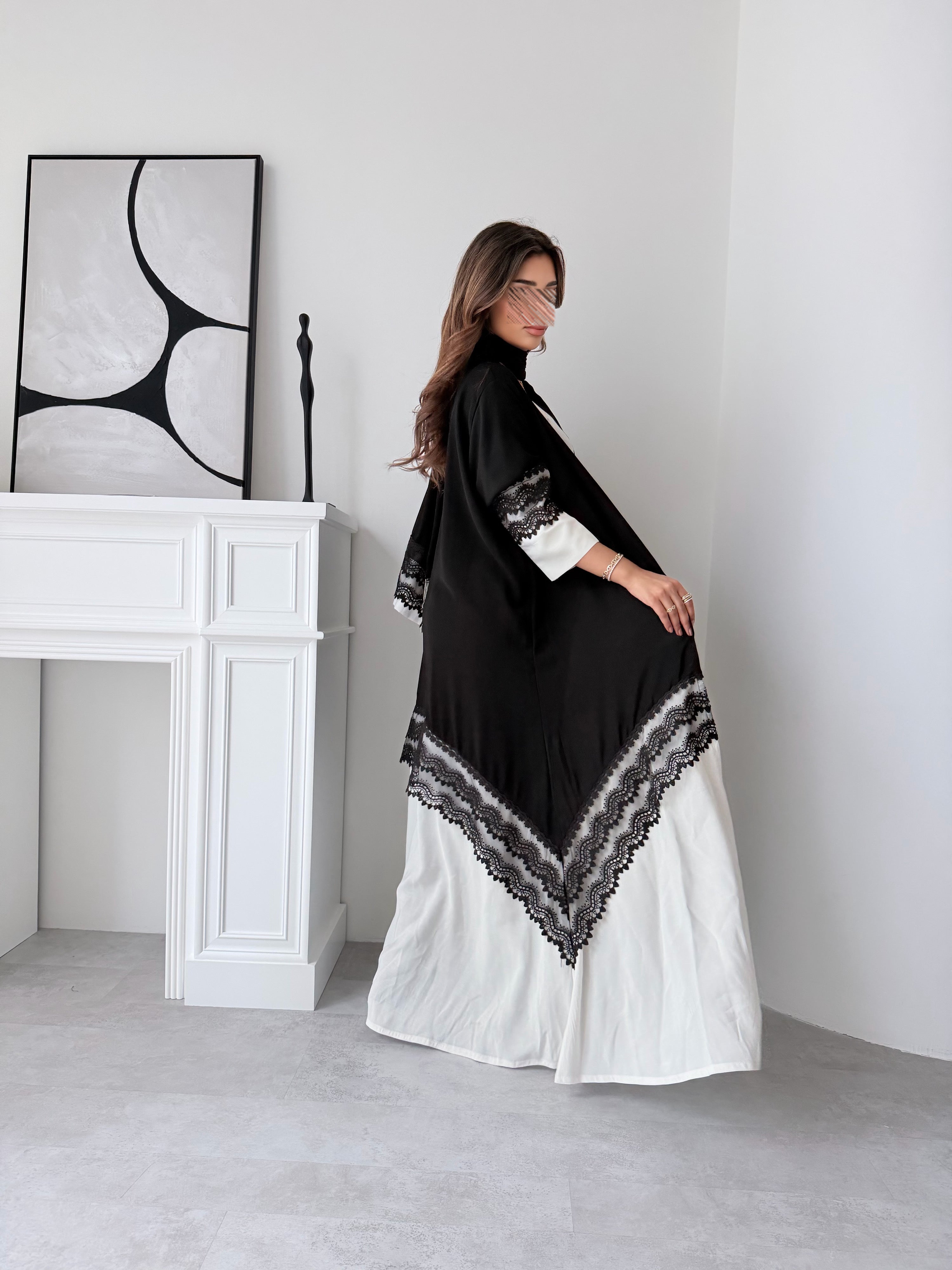 MW2134 - عبايه كريب ملكي مع اضافة قماش حرير بطريقة انيقة - Aya