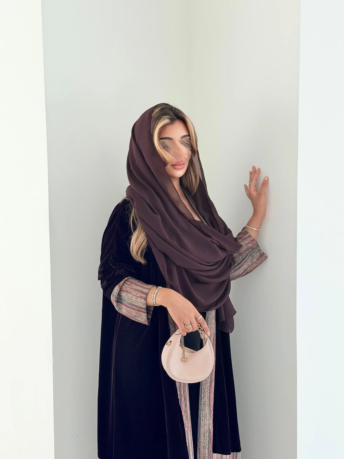 MWT5268 - عباية مخمل سادة مع طباعة بقصة ناعمة - Aya