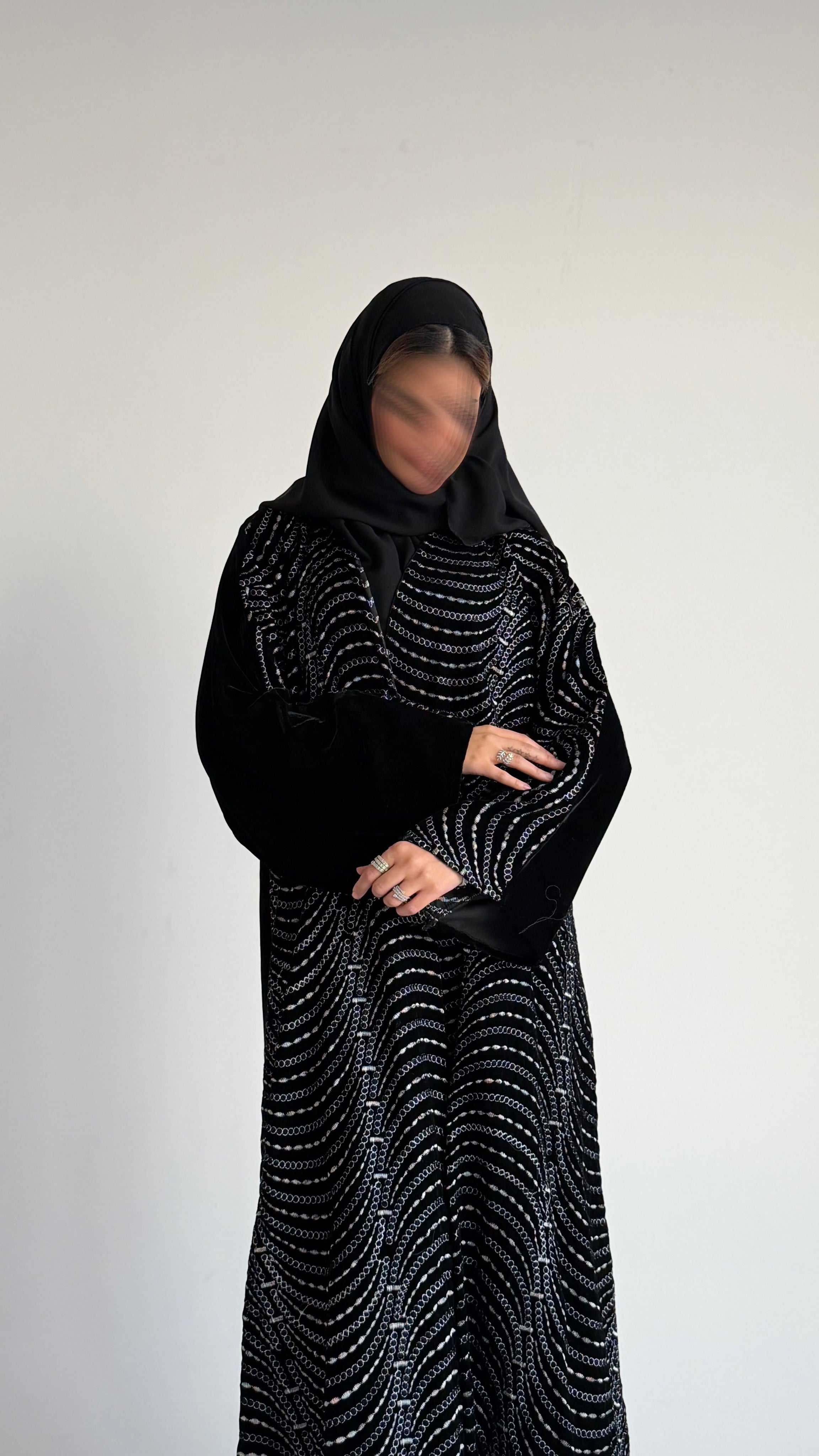 MWT629 - عباية مخمل تطريز من الامام - Aya