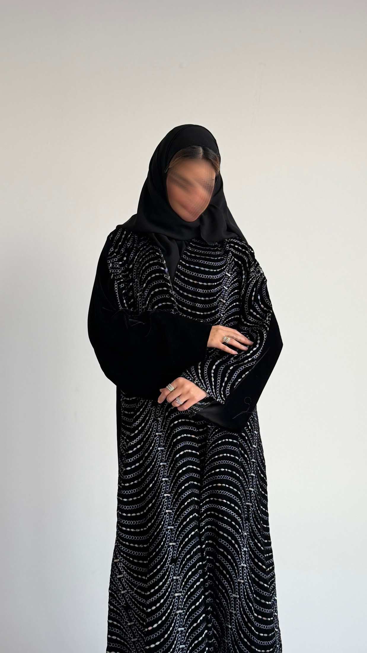 MWT629 - عباية مخمل تطريز من الامام - Aya