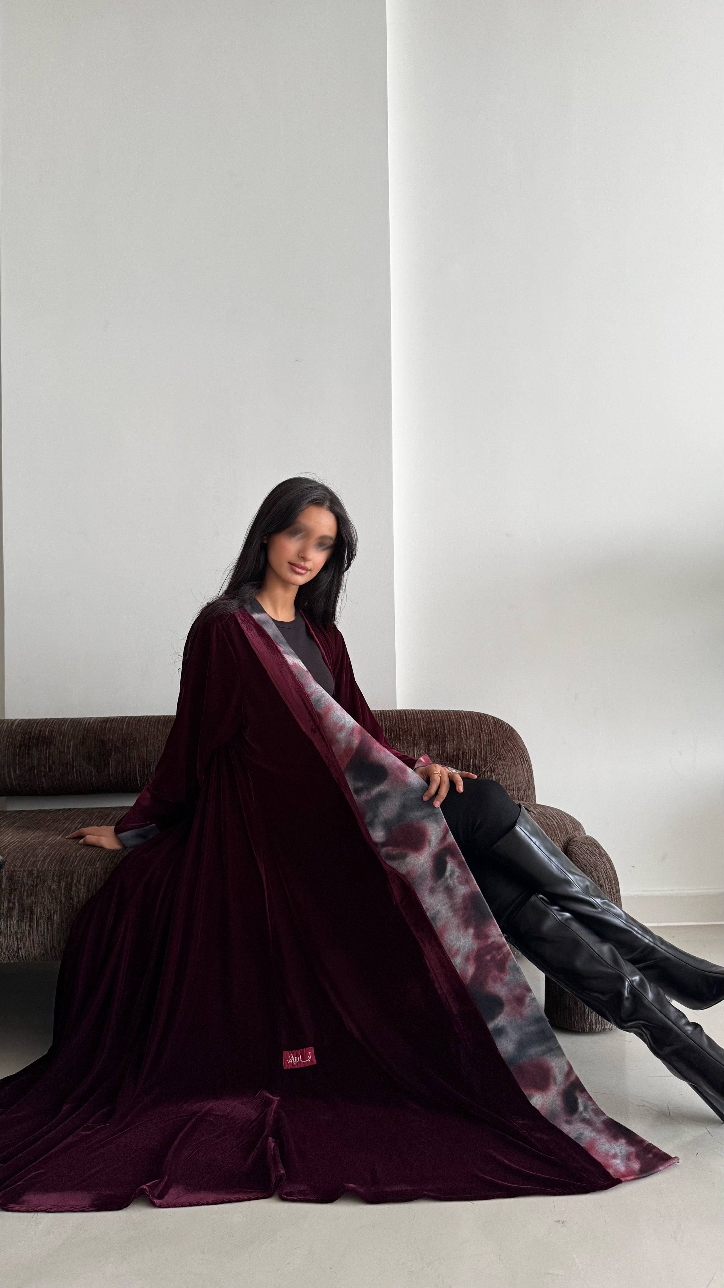 MW1846 - عباية مخمل فاخرة بتصميم قطعتين من الصوف الطباعة تمنحك اطلالة راقية وعصرية