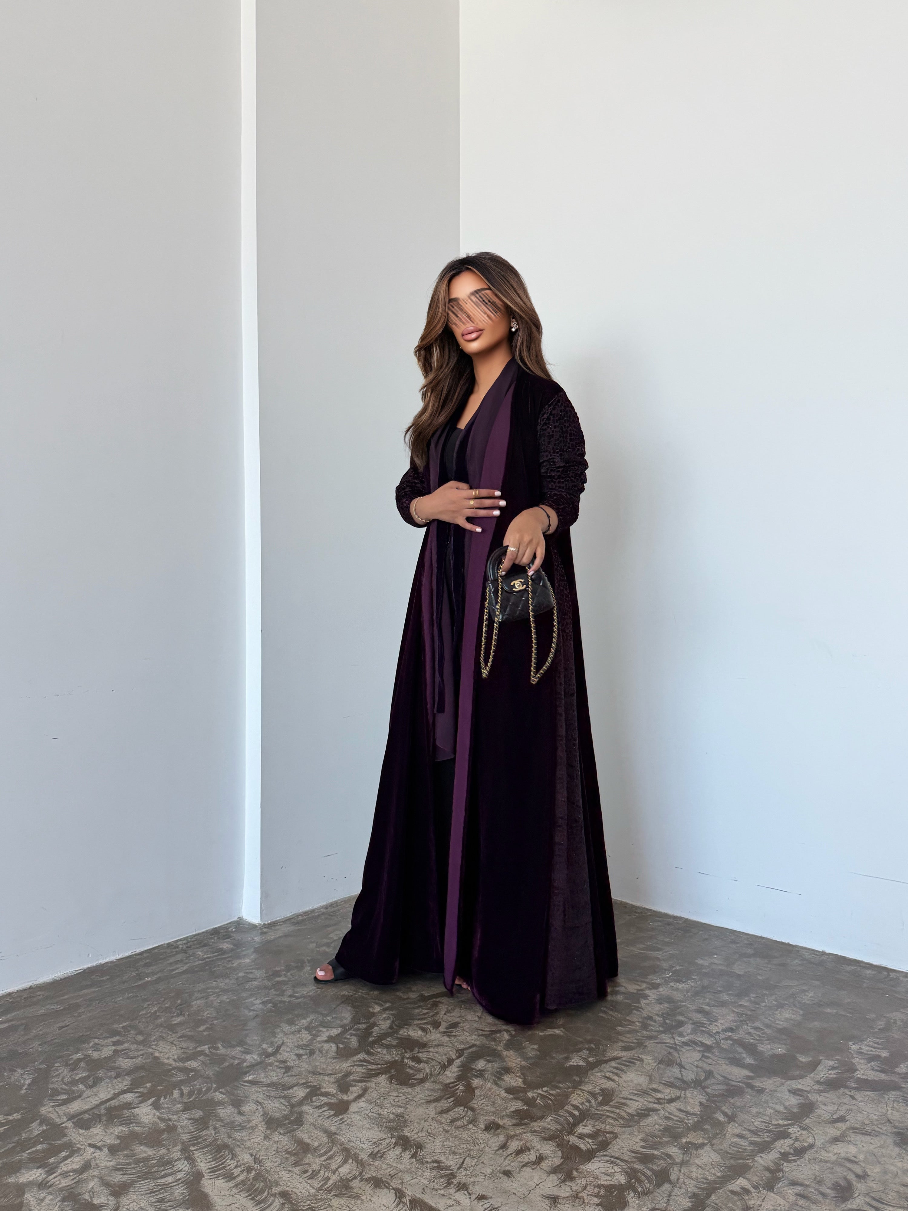 MWT953 - عباية مخمل مع تدخيلة لمعه بالاكمام والجوانب