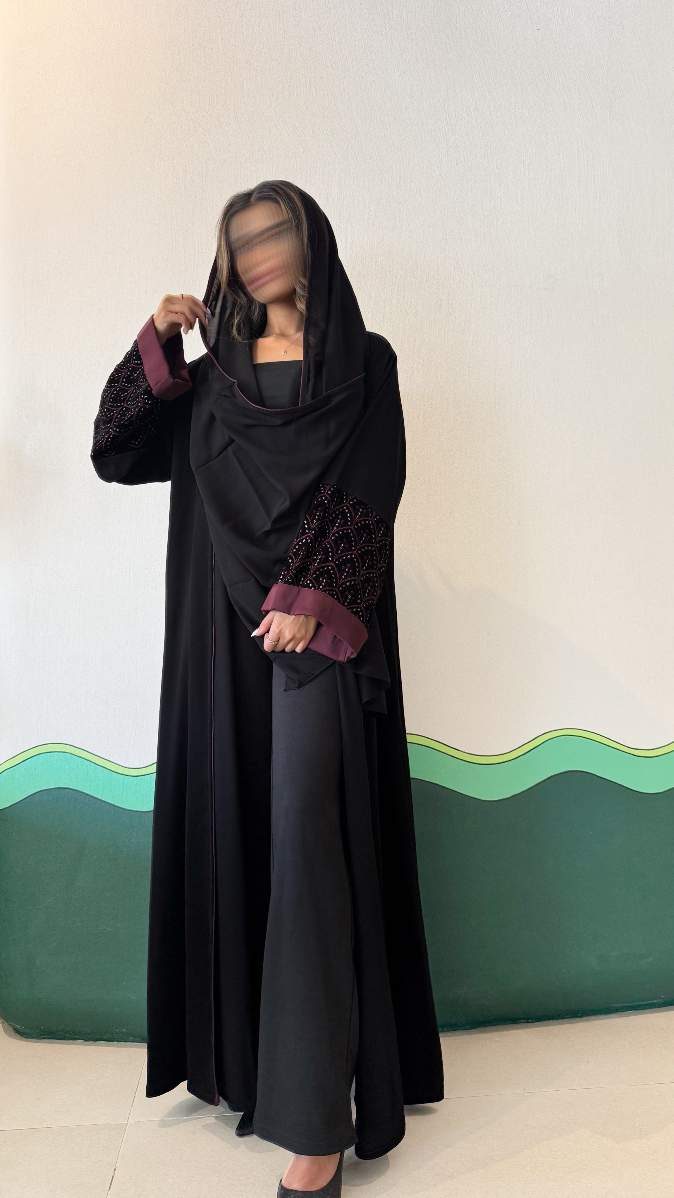 MW1718 - عباية سوداء بتطريز عند الكم - Aya