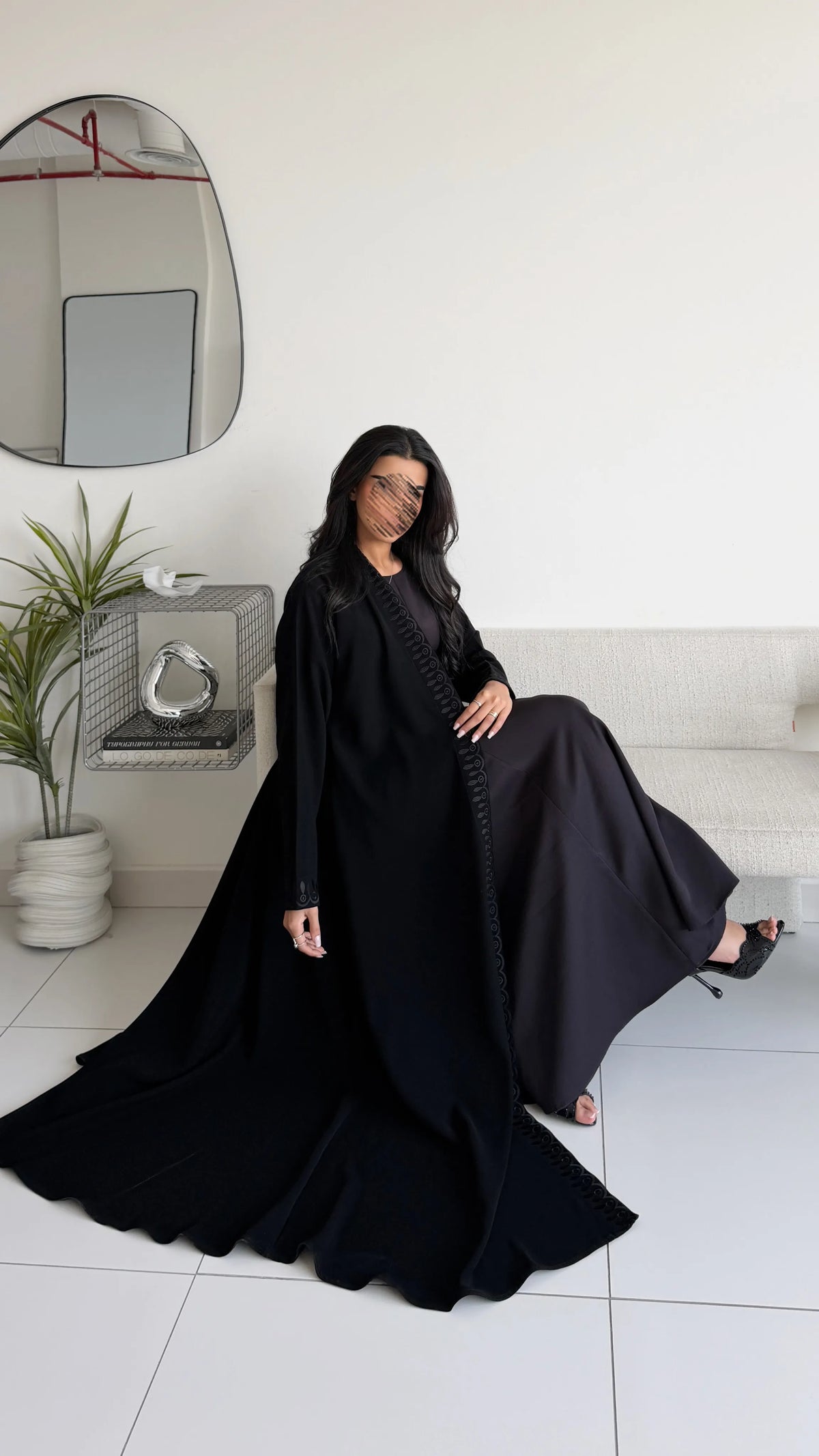 MW427 - عباية سوداء مطرزة