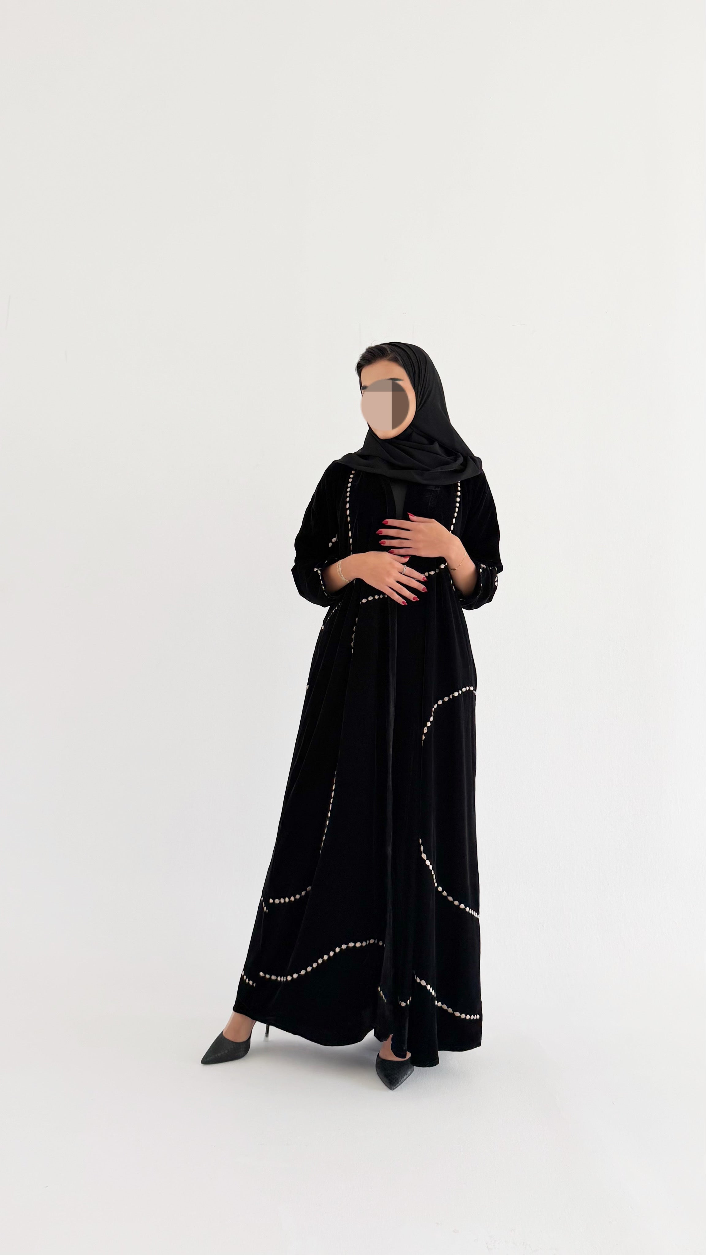 MWT645 - عبايه مخمل اسود تطريز ذهبي