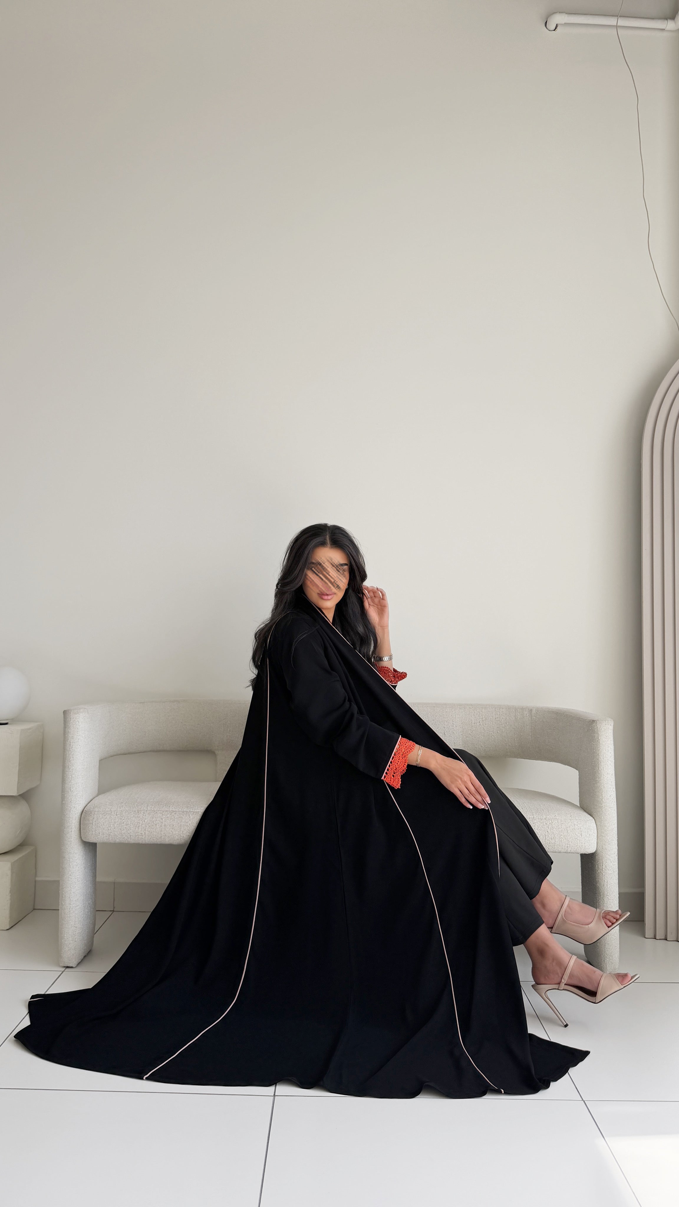 MWT1102 - عباية اسود بتدخيلة كلفه وقيطان وردي - Aya