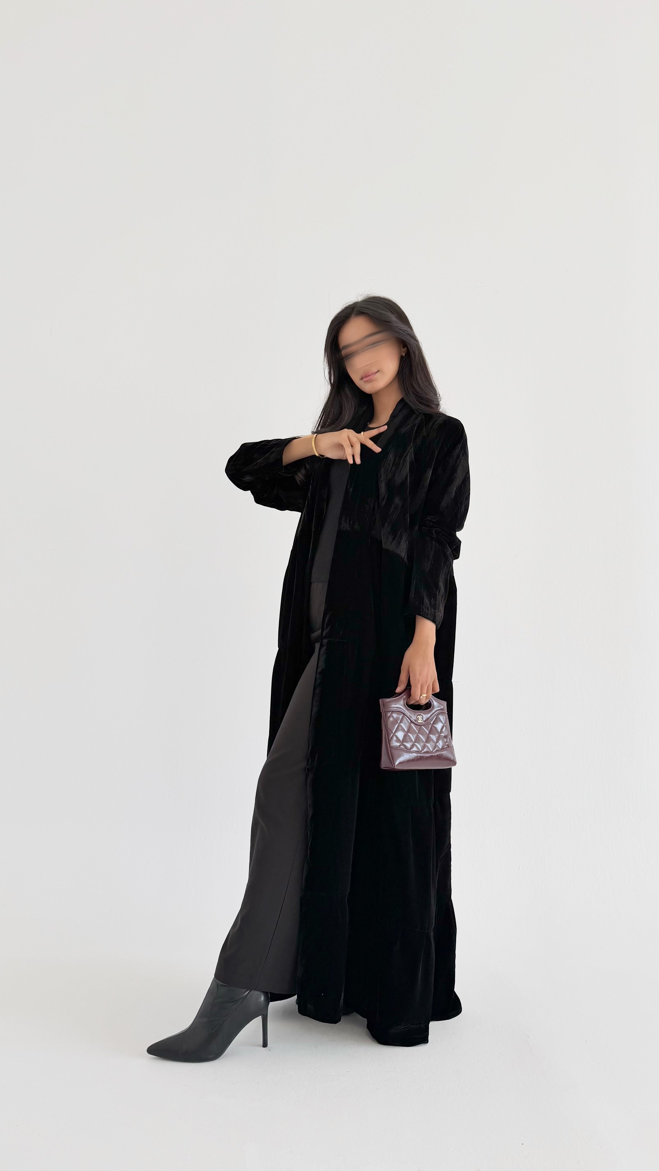 MWT648 - عباية مخمل اسود بتدخيلة بني