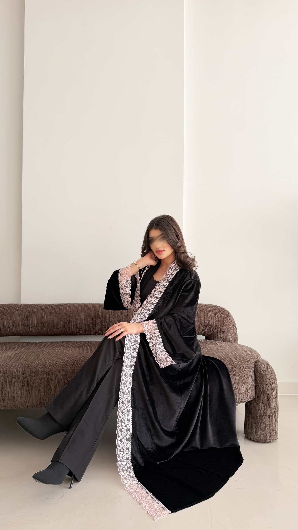 MW1812 - عباية مخمل بتدخيلة دانتيل - Aya