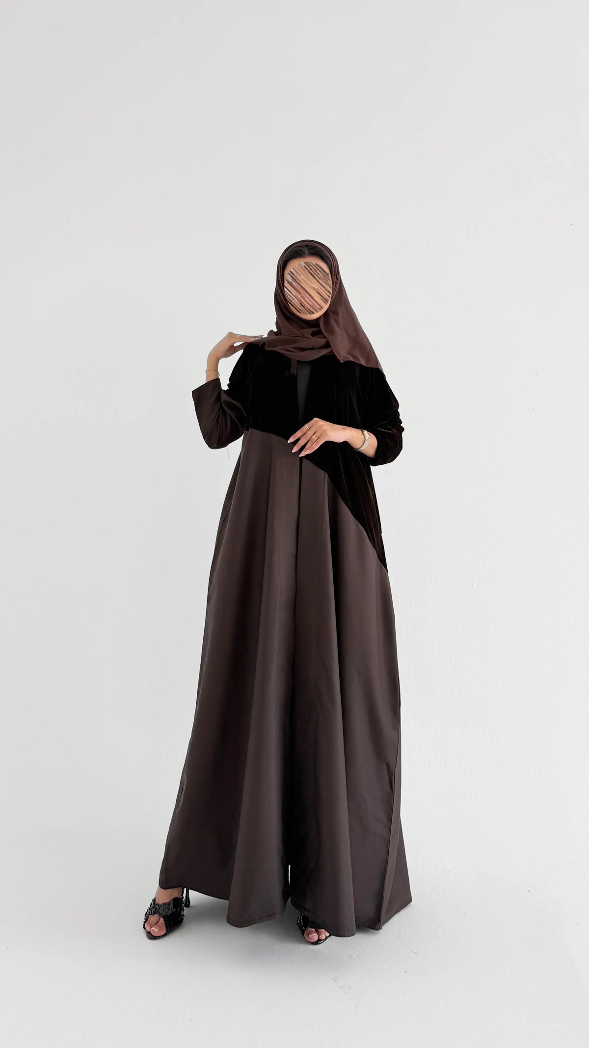 MWT2178 - عبايه مخمل بني مع قماش تفته