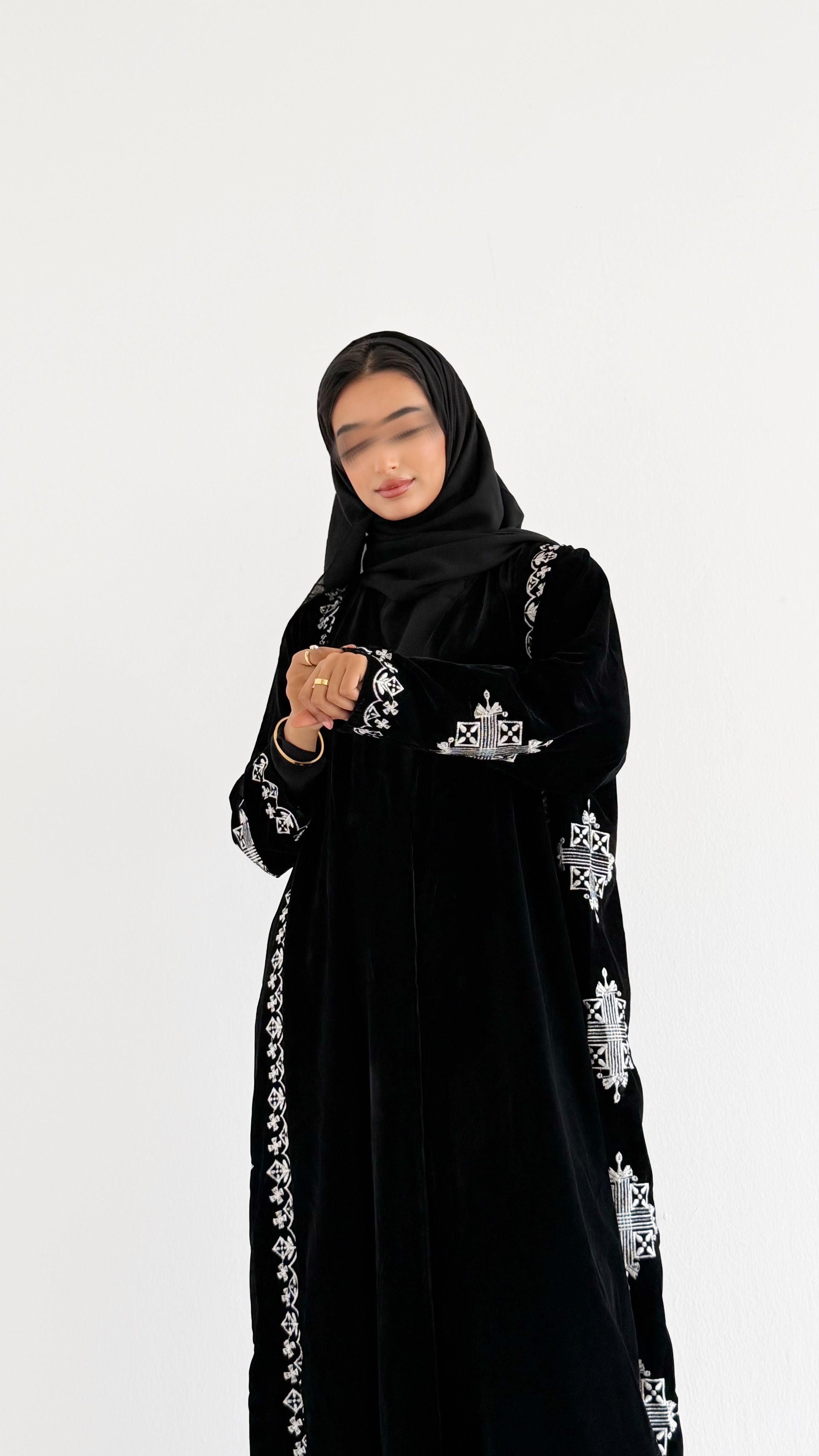 MW1782 - عباية مخمل تطريز كمبيوتر - Aya