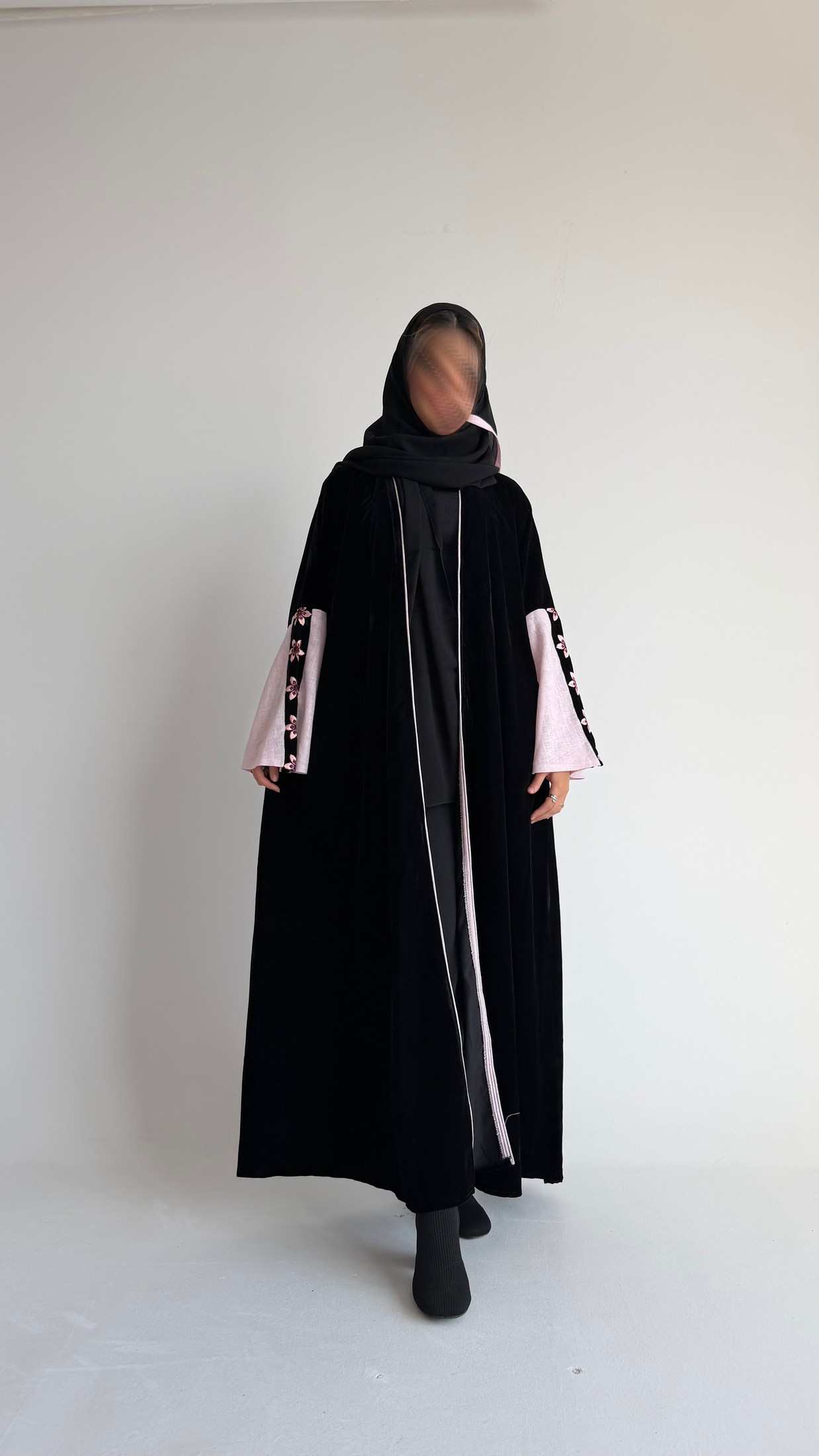 MW1796 - عباية مخمل تطريز كمبيوتر - Aya