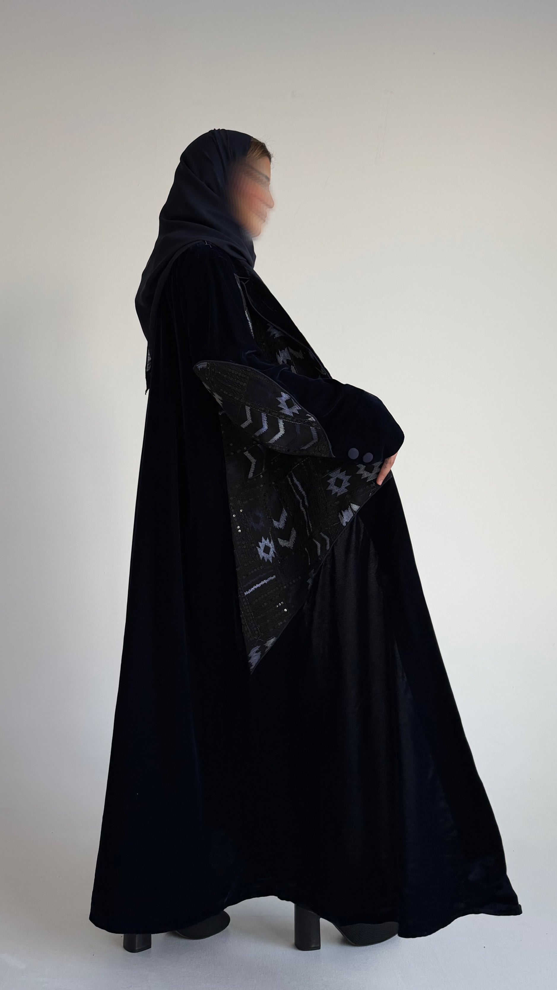 MWT546 - عباية مخمل كحلي مع تطريز هندي - Aya