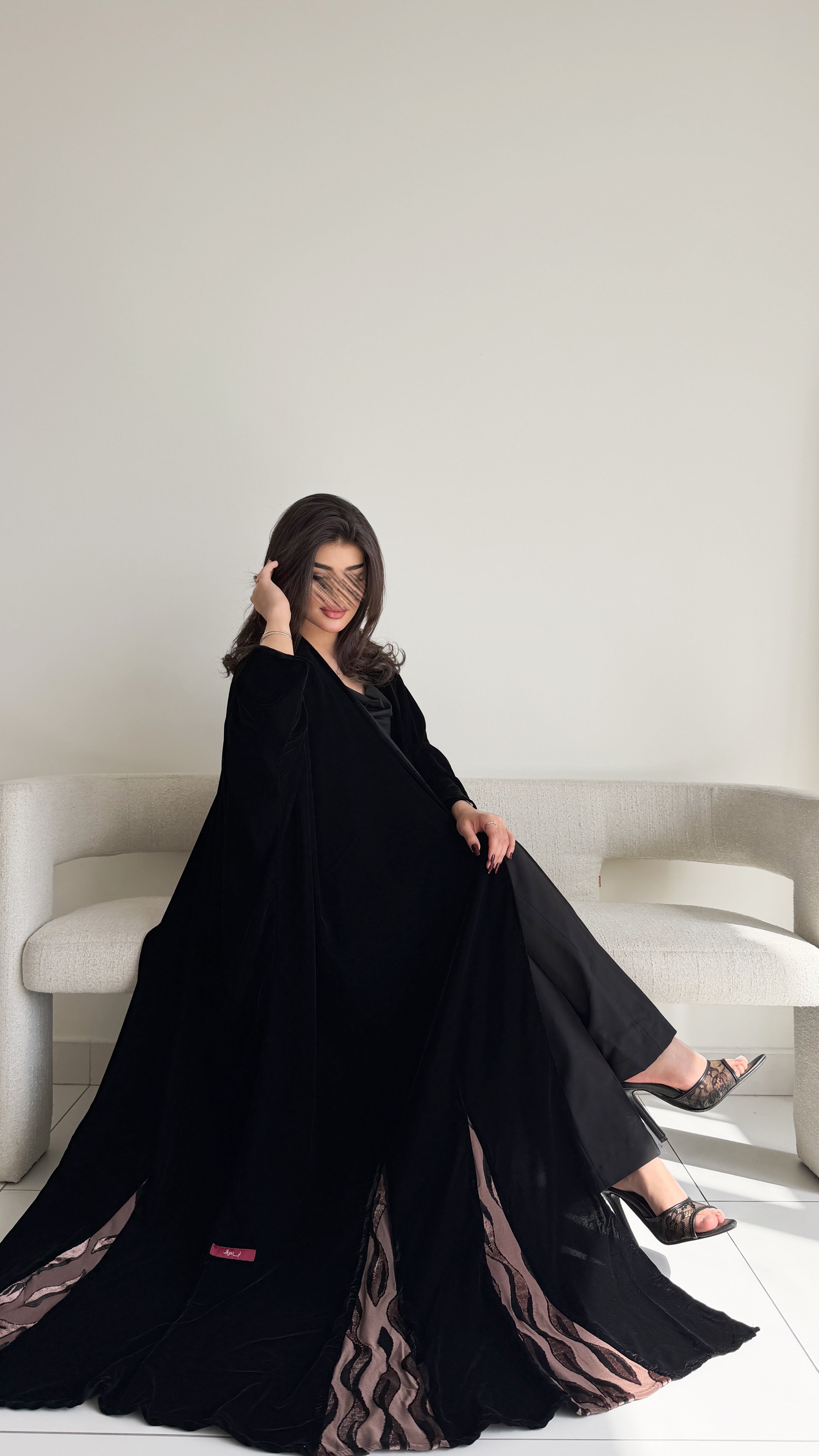 MW1850 - عباية مخمل راقية مع قصات من الاسفل واضافة خامة اشيفون مخمل لتعطي اطلالة راقية وعصرية - Aya