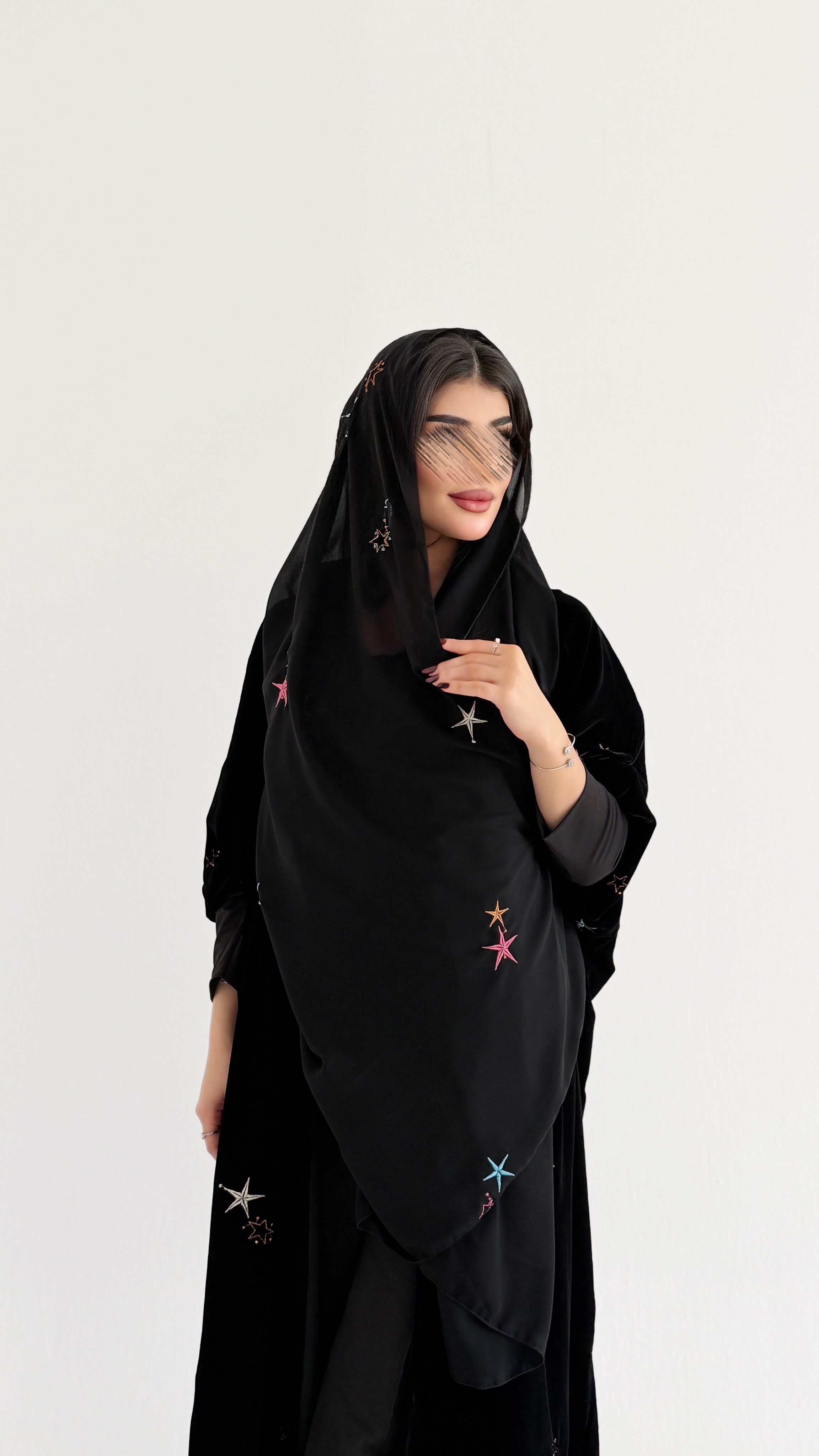 MWT846 - عباية تطريز نجمات مع تدخيلة اكمام استرتش - Aya