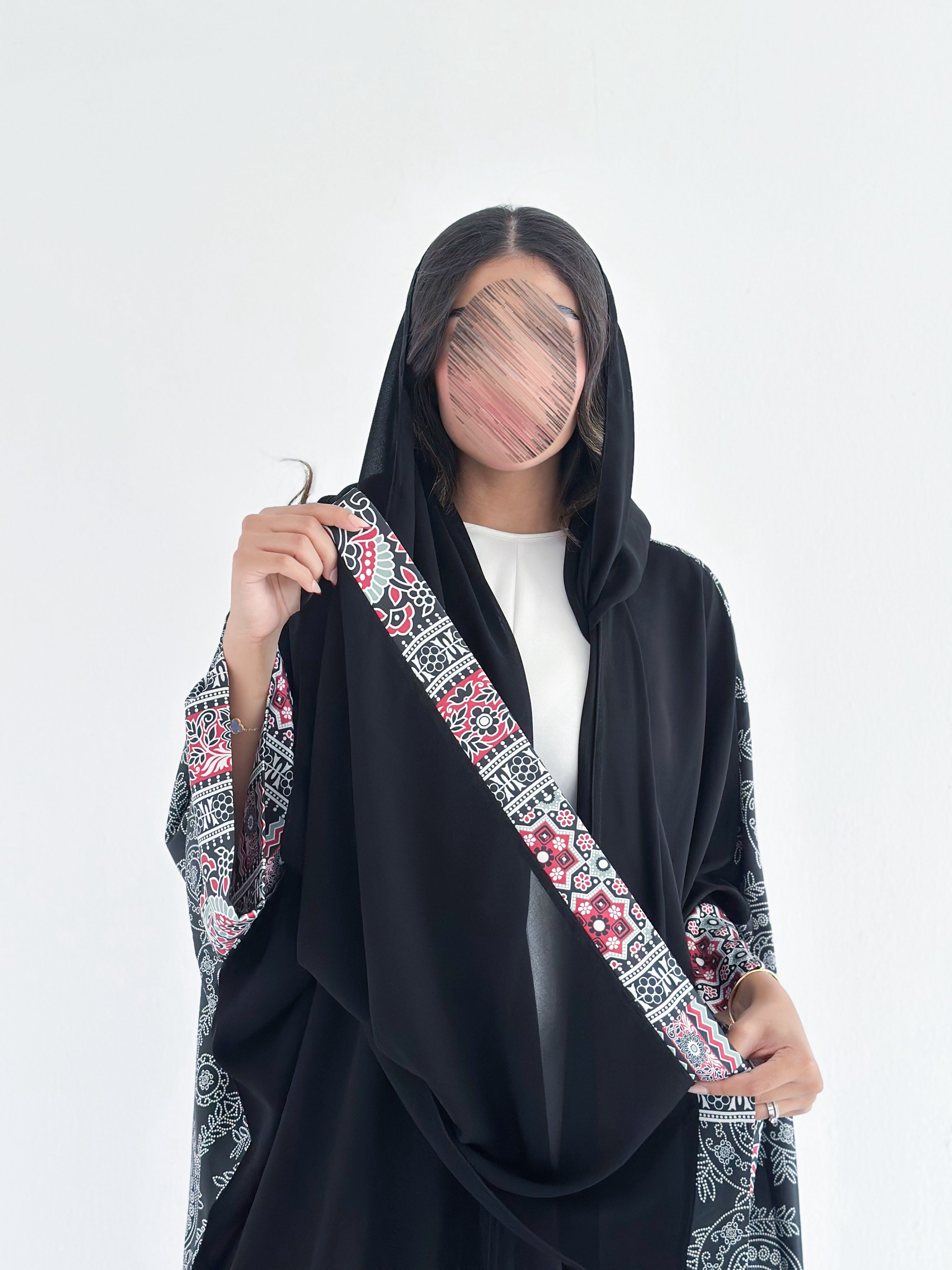 MWT1268 - عباية اسود بتدخيلة طباعة بالخلف