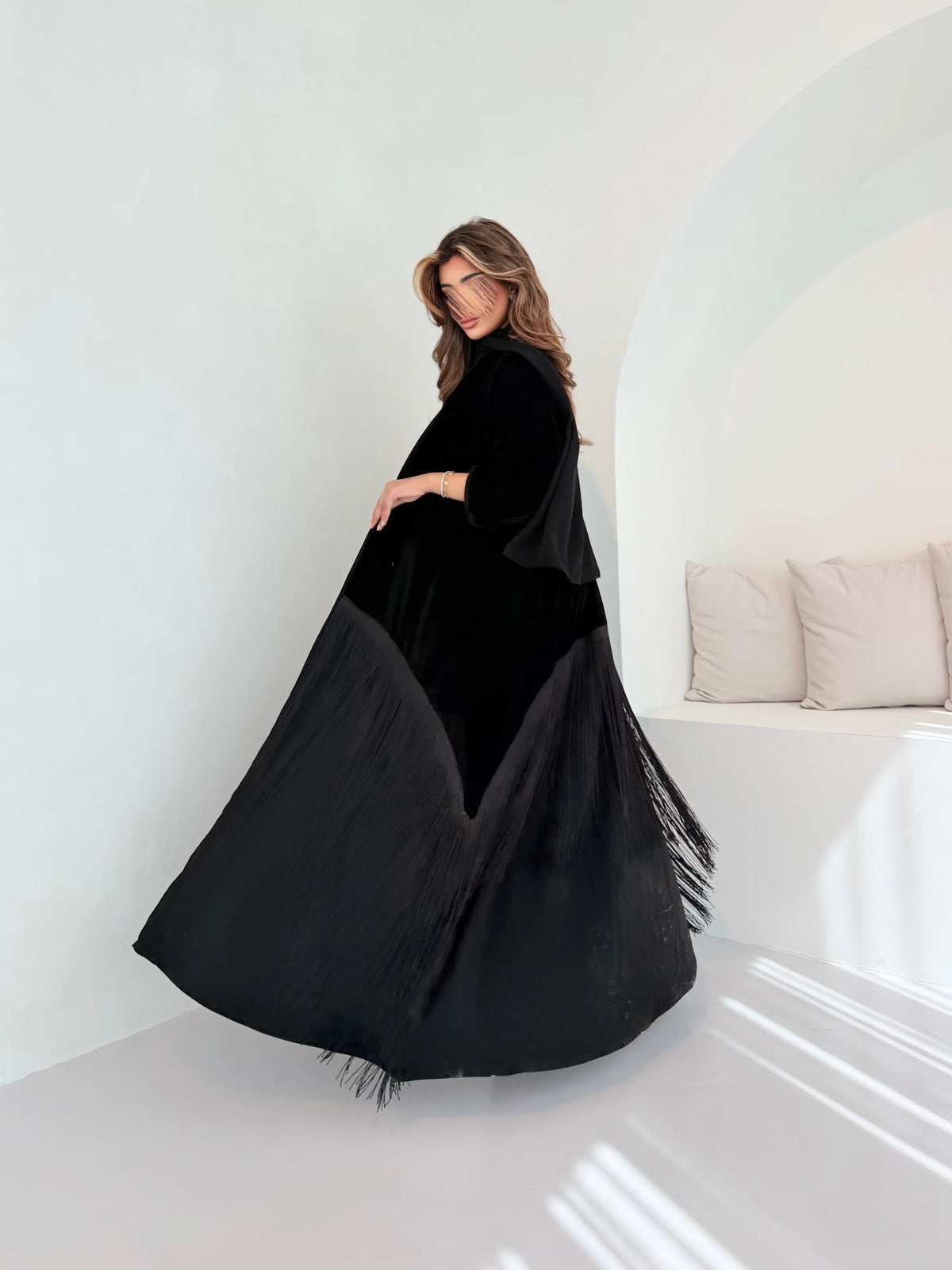MWT5275 - عباية مخمل اسود مع هدب اسود اسفل العباية - Aya