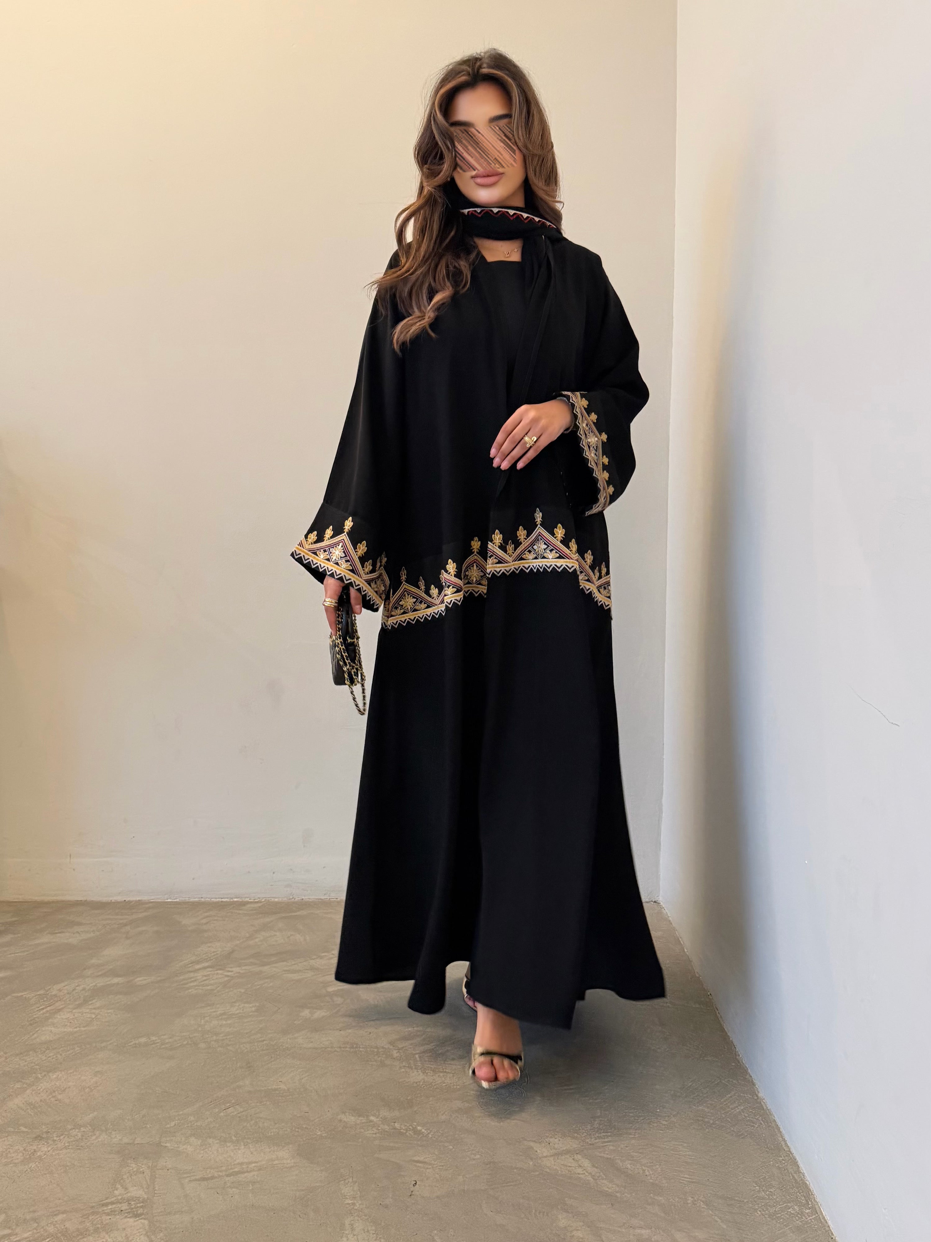 MWT5065 - قماش كريب اسود مع تطريز قصة نص بشت - Aya